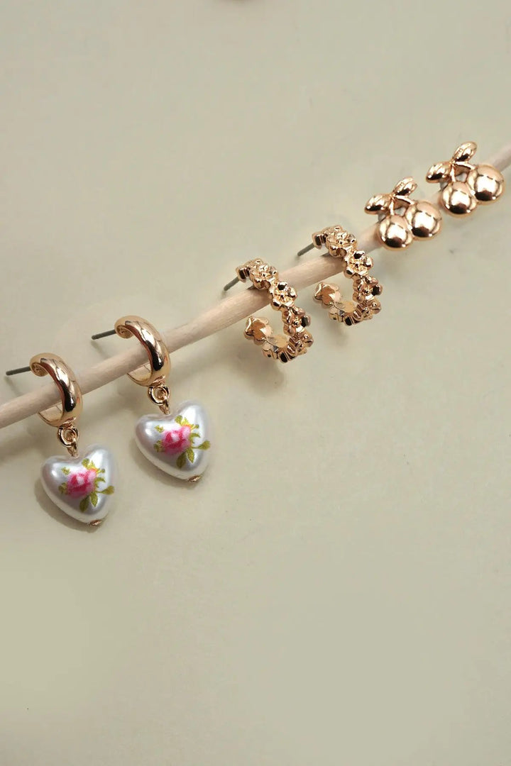 Set de 3 Pares de Aretes: Cherry, Aro Floral y Corazón para Mujer - Estilo Juvenil y Elegante by JOSSLYN by Wall to Wall