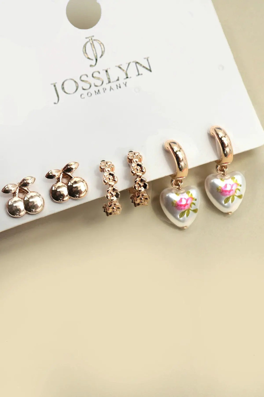 Set de 3 Pares de Aretes: Cherry, Aro Floral y Corazón para Mujer - Estilo Juvenil y Elegante by JOSSLYN by Wall to Wall