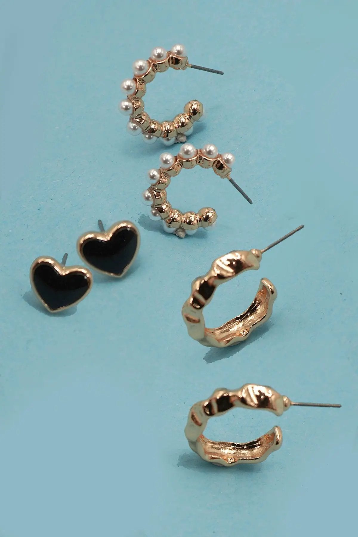 Trío de aretes de aro mini con forma de corazón by Yanet Collective