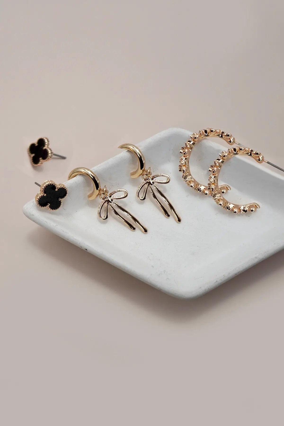 Trío de pendientes de aro con lazo y diseño de trébol by Yanet Collective