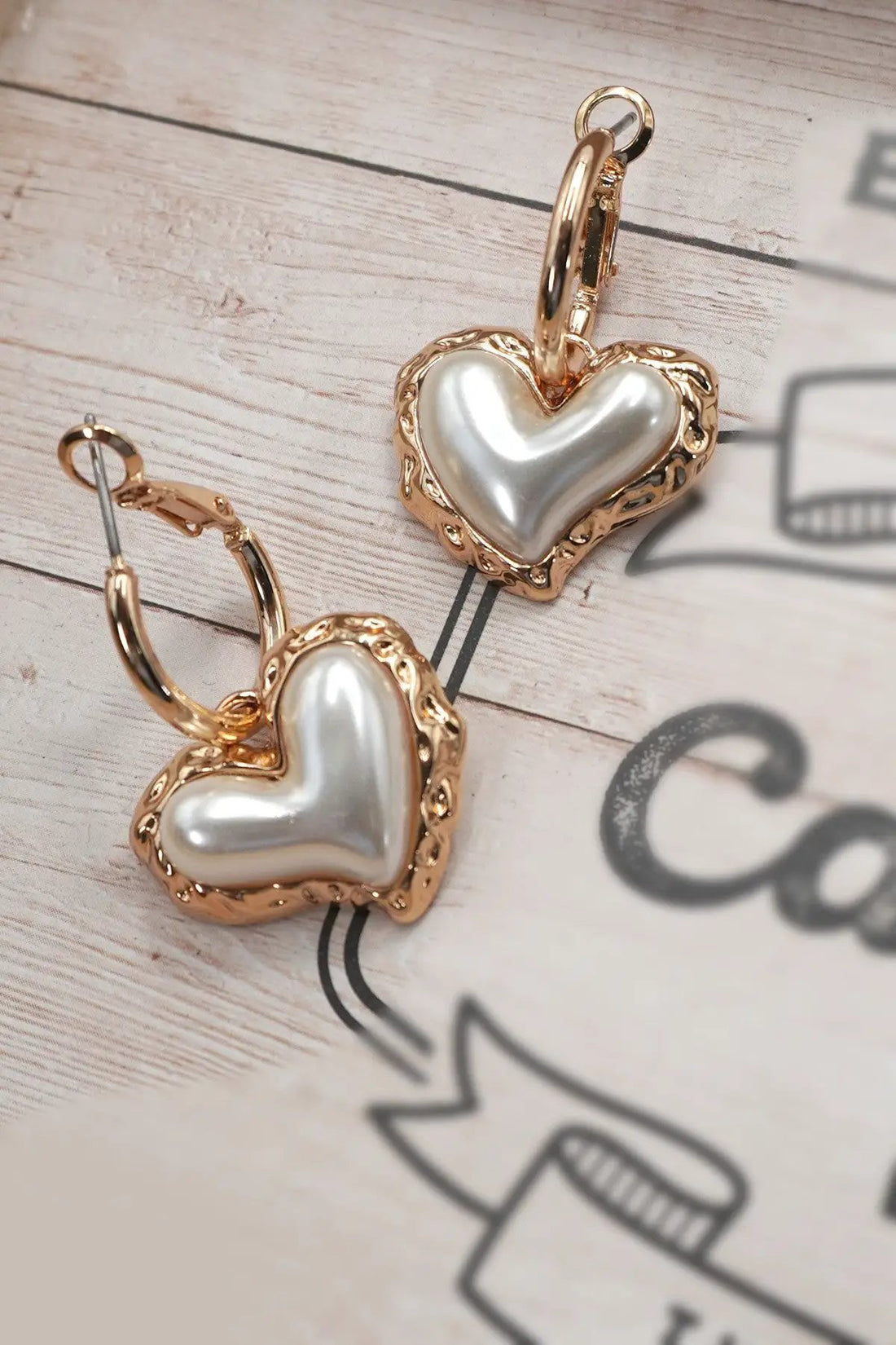 Aritos Colgantes Corazón Perlado Dorado by JOSSLYN by Wall to Wall