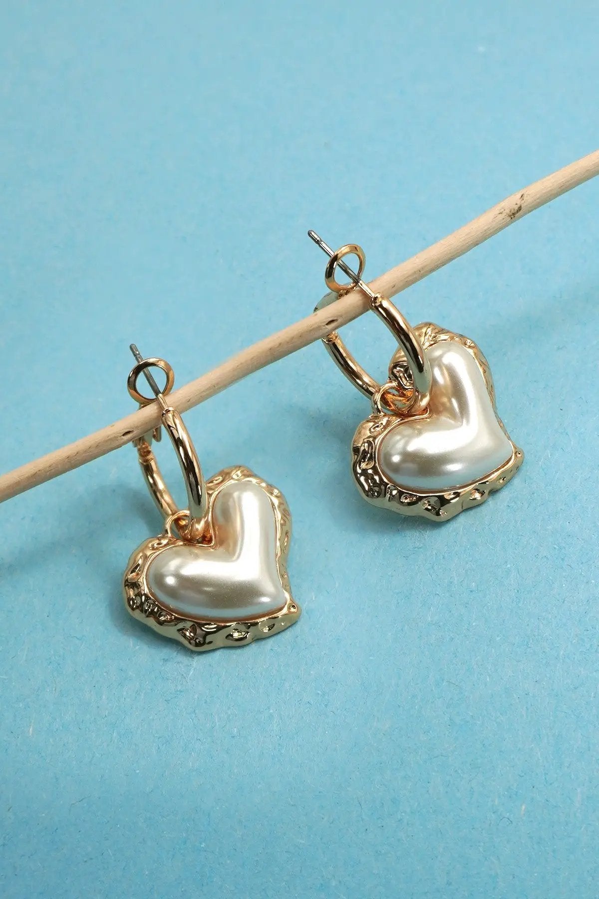 Aritos Colgantes Corazón Perlado Dorado by JOSSLYN by Wall to Wall