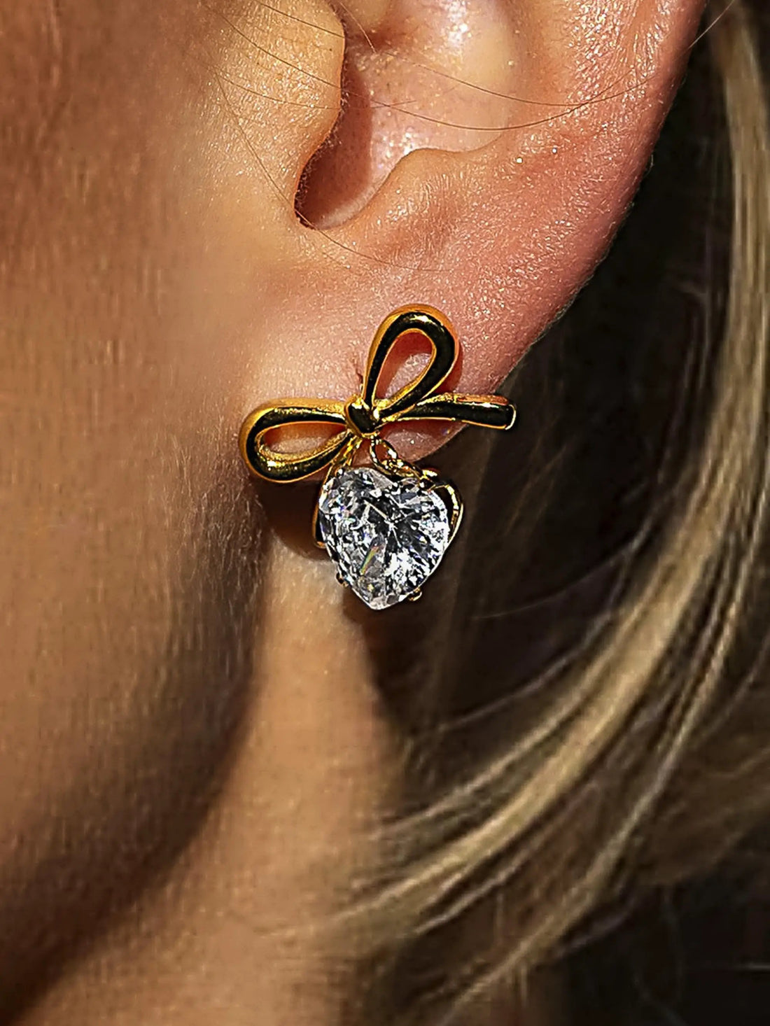 Aretes De Oro De 18 Quilates Con Circón Corazón Y Lazo Acabado No Deslustre Edición Exclusiva by Yanet Collective