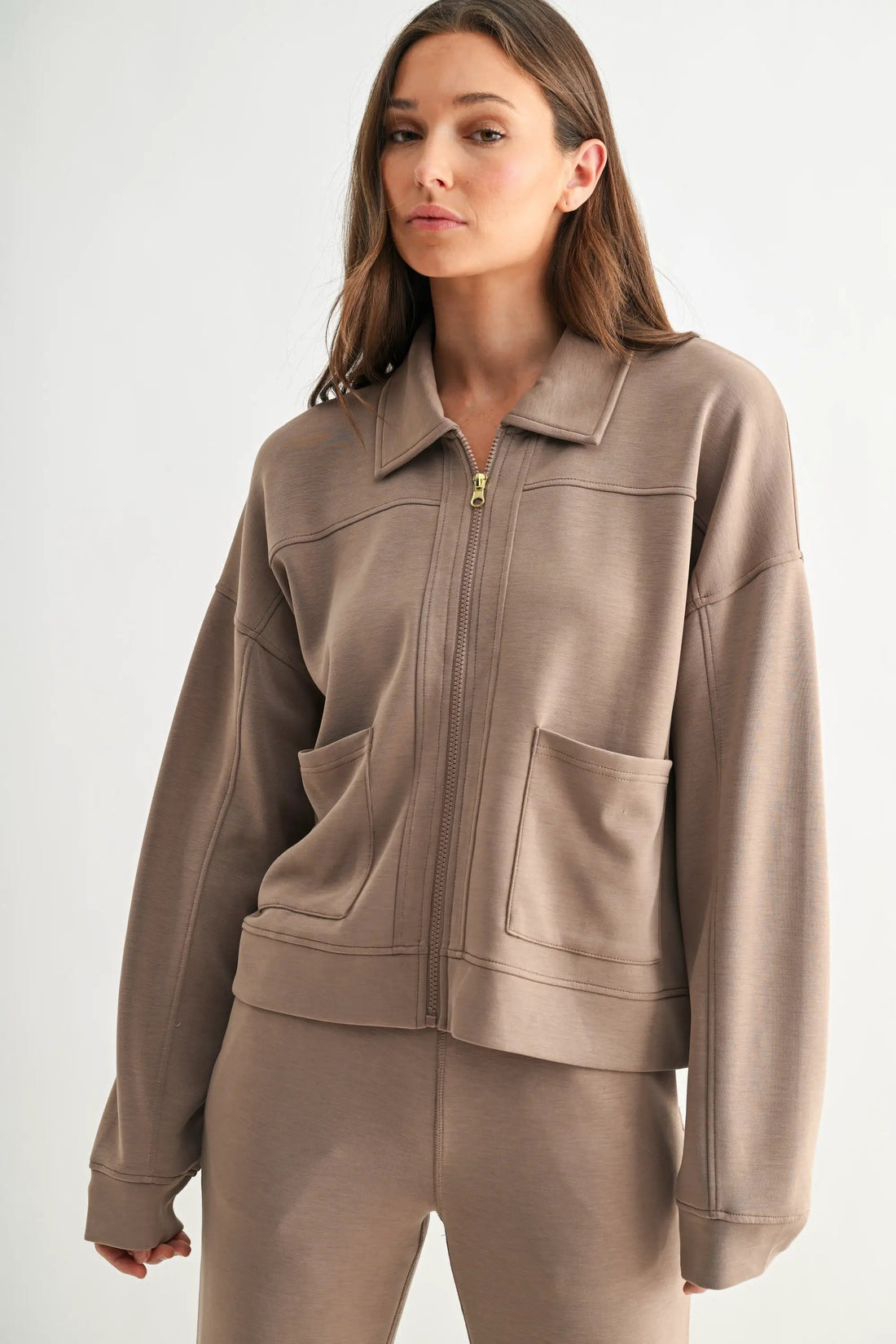 Chaqueta Beige Utility “Laguna Flow” con Cierre Frontal by Yanet Collective
