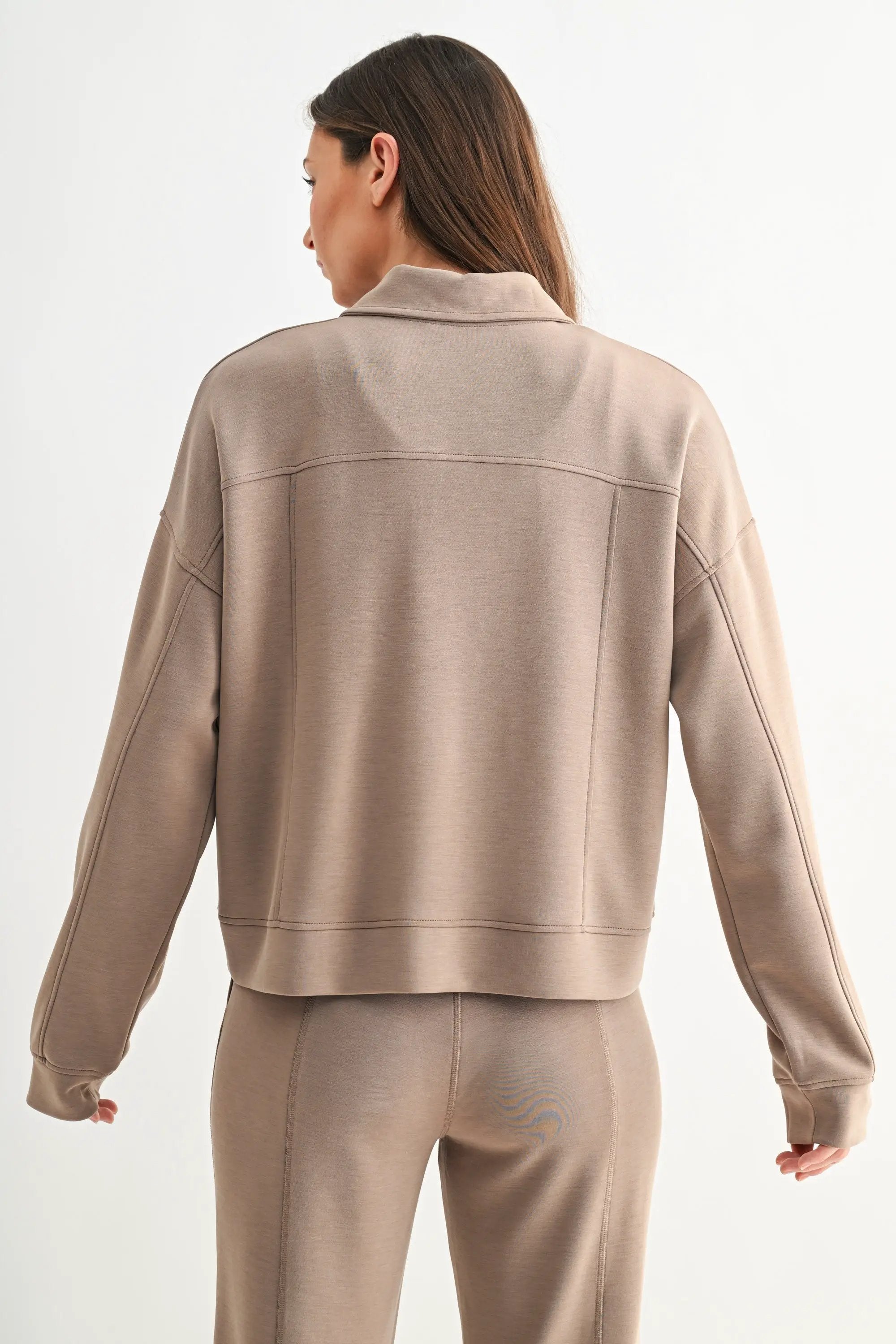Chaqueta Beige Utility “Laguna Flow” con Cierre Frontal by Yanet Collective