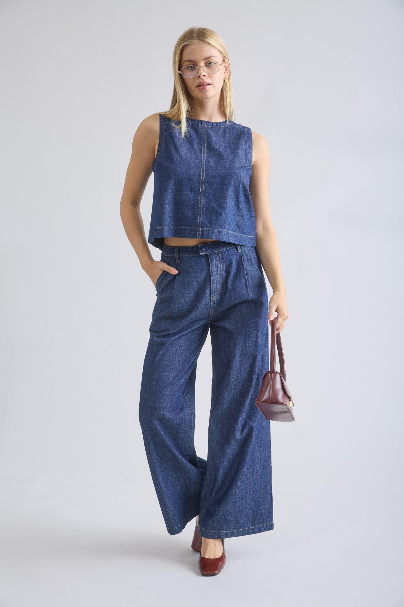 Pantalones de Mezclilla de Tiro Alto con Pliegues y Pierna Ancha – Estilo Boutique