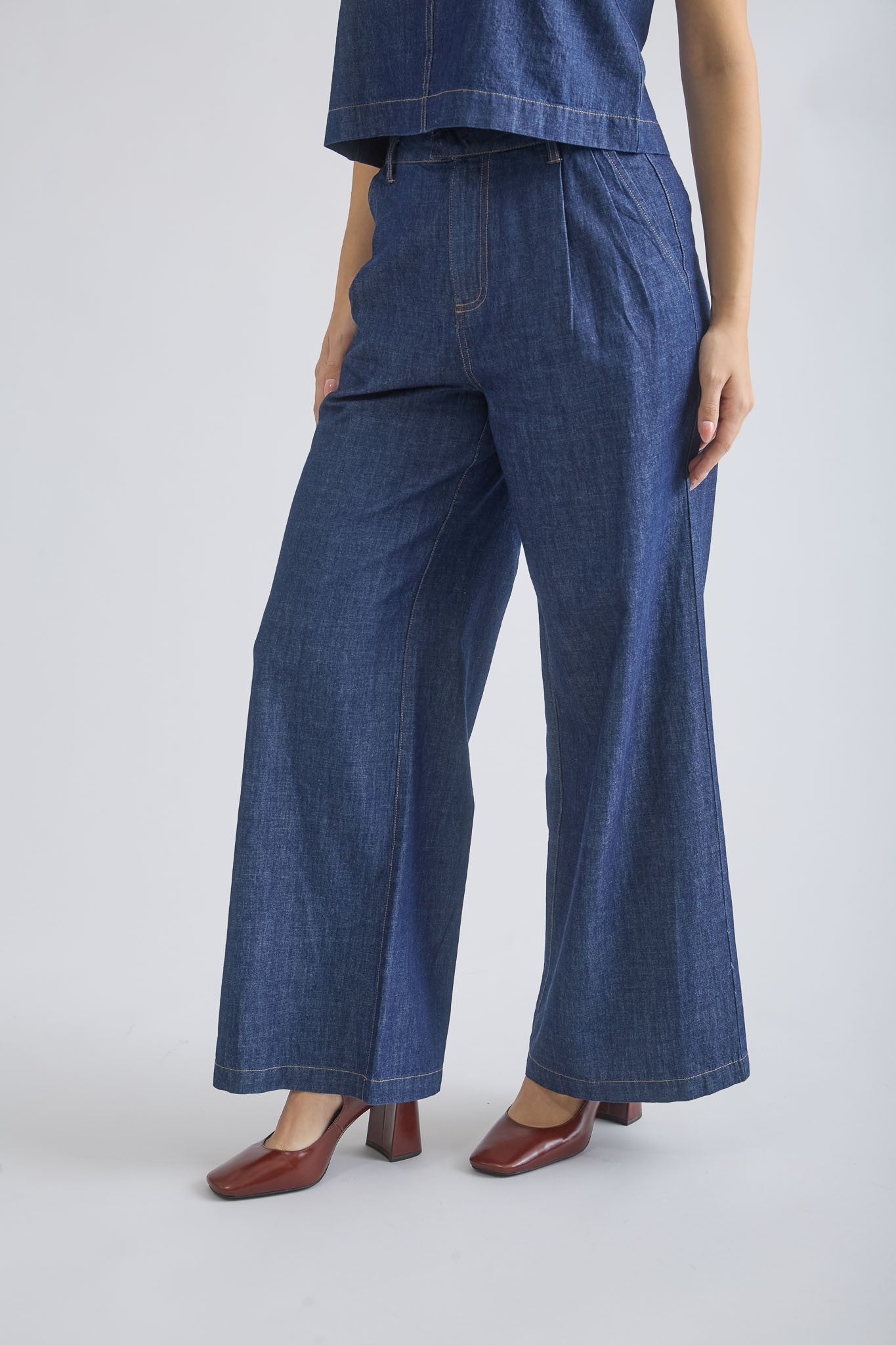 Pantalones de Mezclilla de Tiro Alto con Pliegues y Pierna Ancha – Estilo Boutique