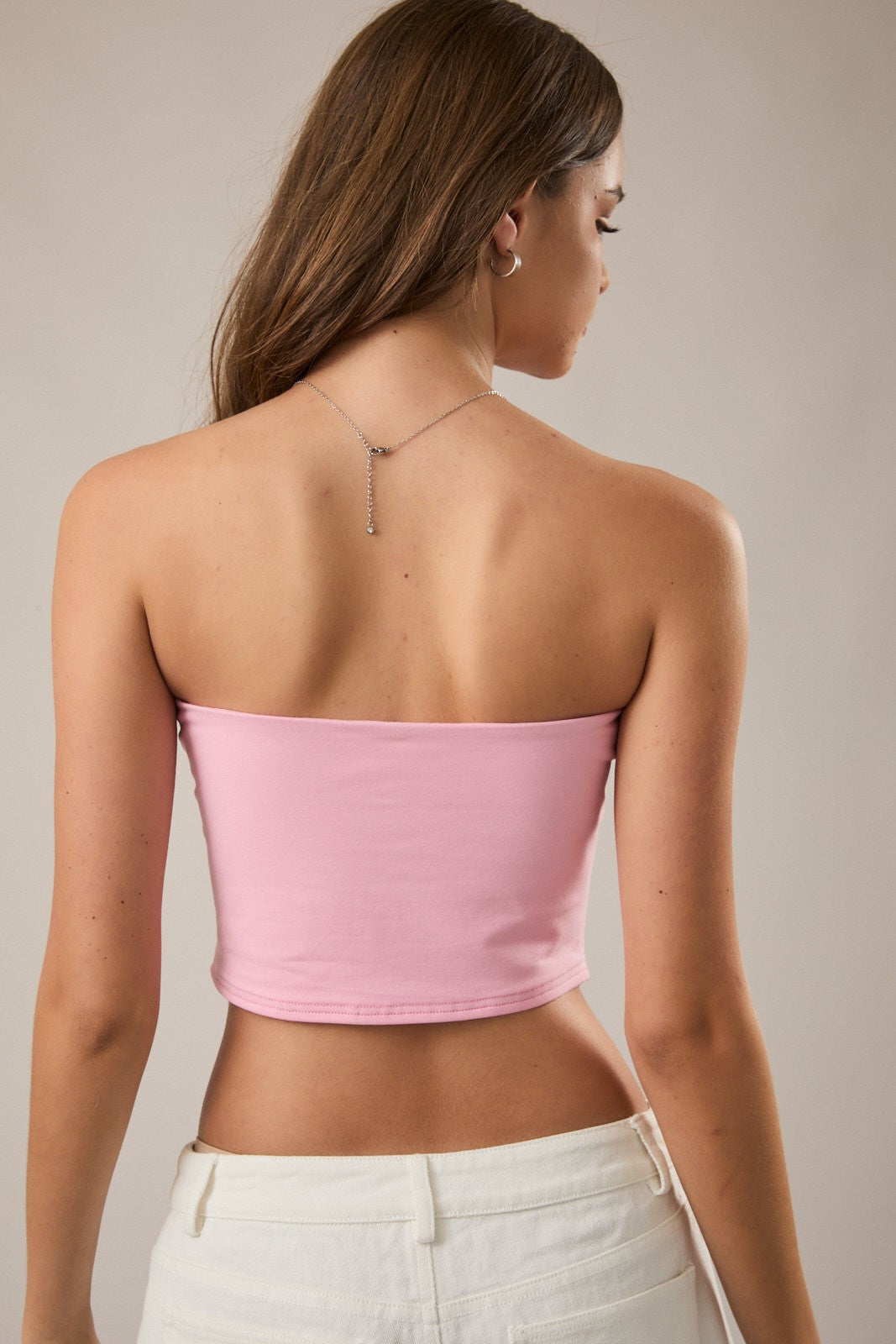 Top Corto Strapless Rosa con Doble Forro y Dobladillo Asimétrico