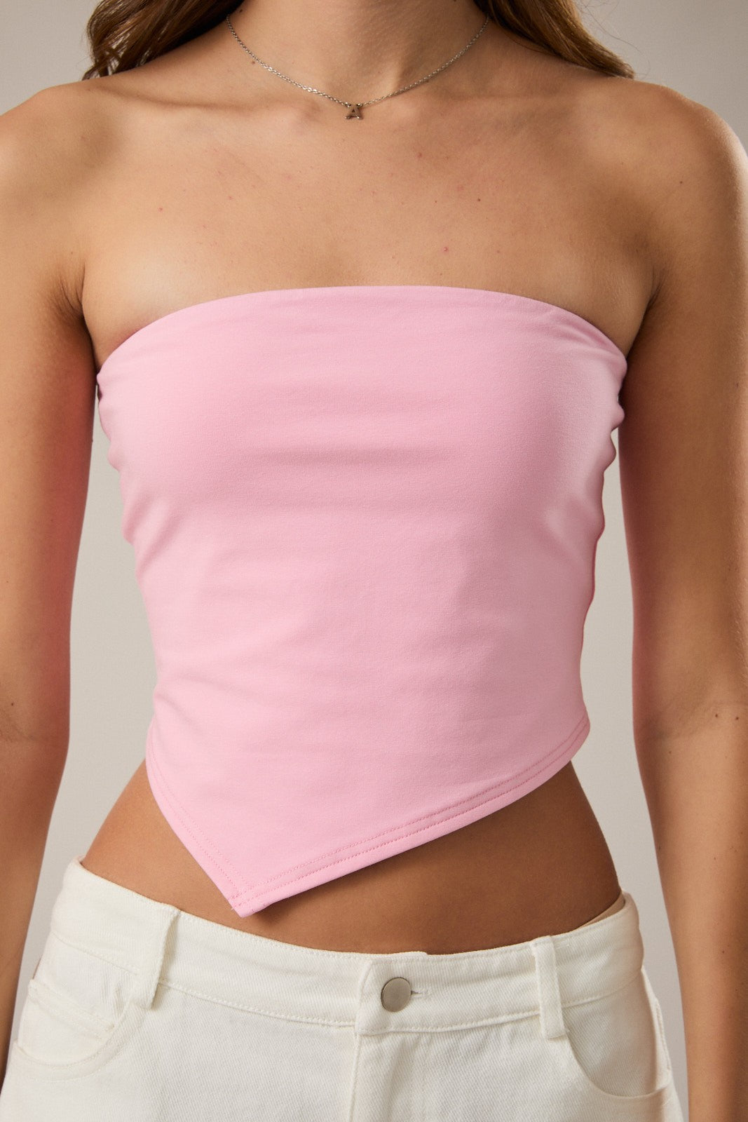 Top Corto Strapless Rosa con Doble Forro y Dobladillo Asimétrico