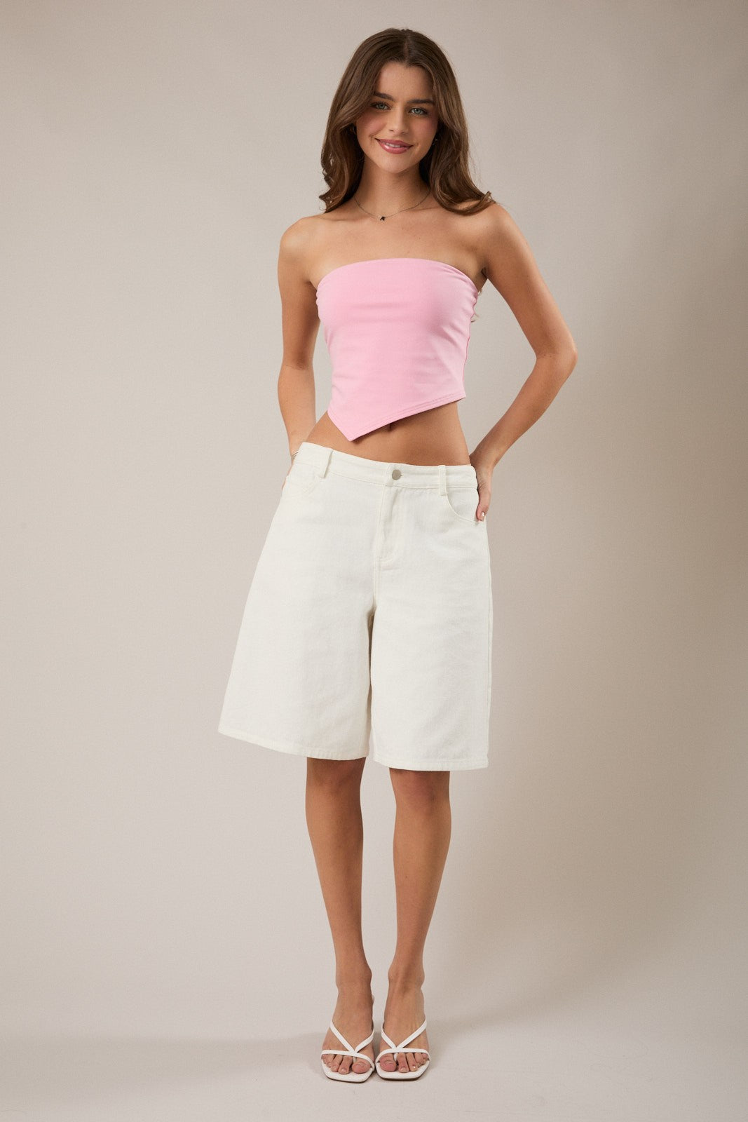 Top Corto Strapless Rosa con Doble Forro y Dobladillo Asimétrico