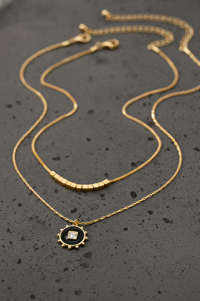 Conjunto De Dos Collares Con Dije Cubo Y Moneda Esmaltada En Cadena Tipo Box Con Cristales Baño De Oro Brillante by LA3accessories