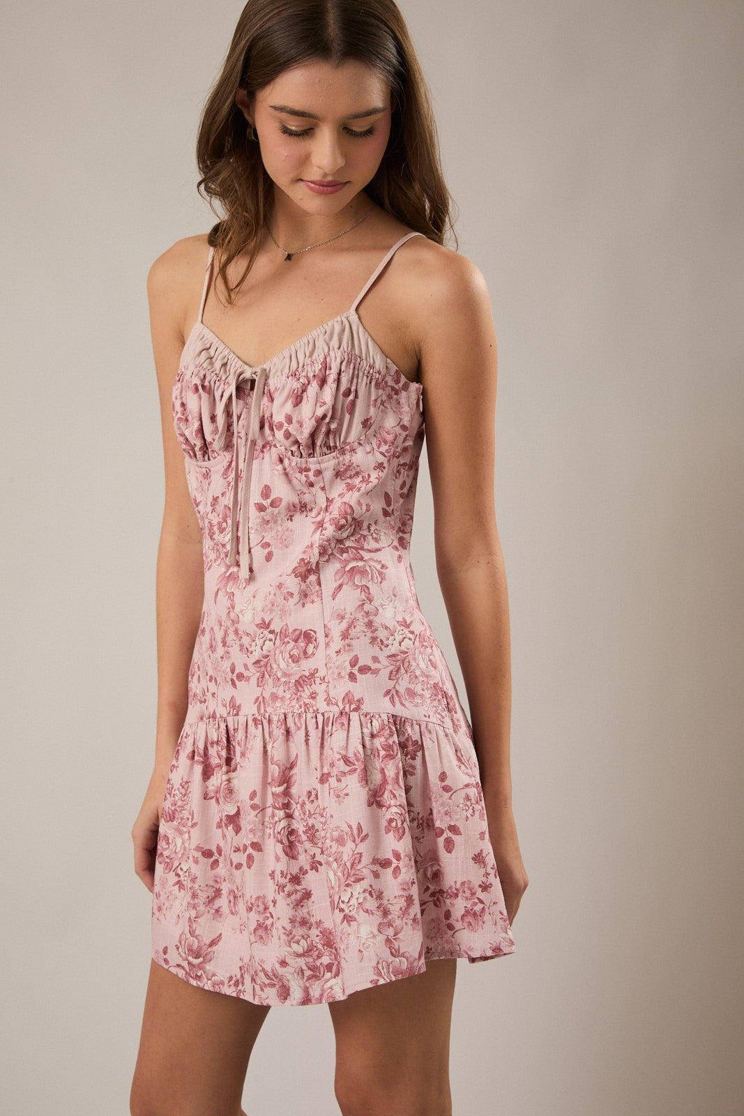 Vestido Corto de Lino con Estampado Floral Rosa y Tirantes Finos