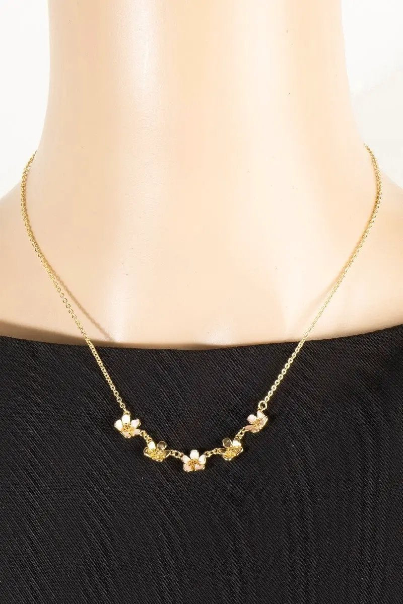 Collar con Dijes de Flores de Esmalte Pequeños by Fame Accessories