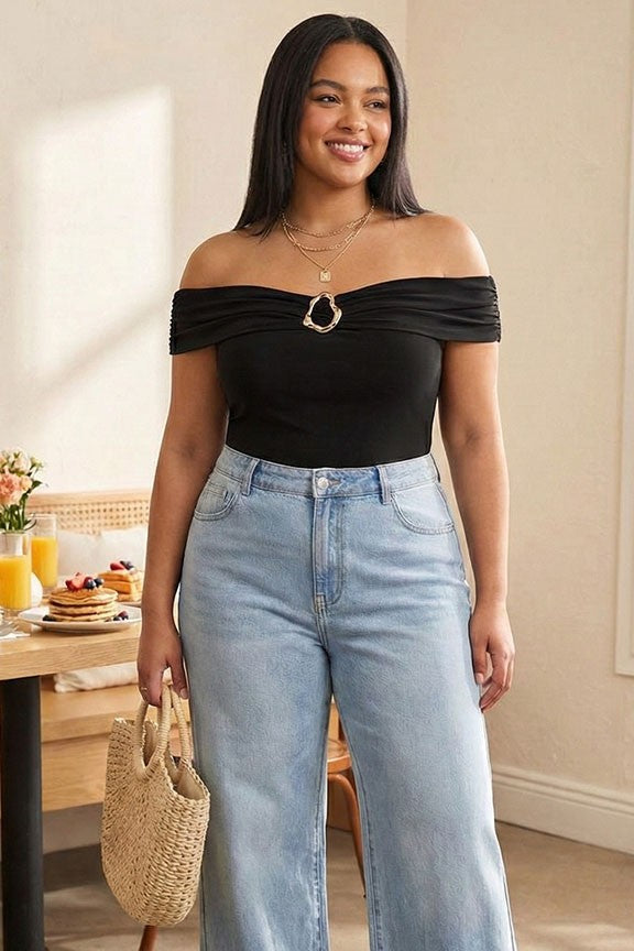 Blusa Negra Plus Size con Hombros Descubiertos y Detalles Dorados – Elegancia Boutique