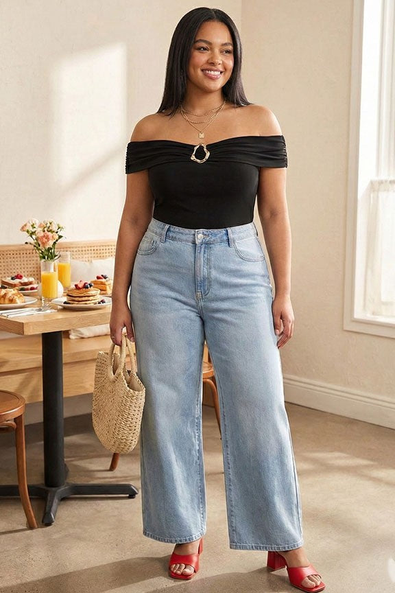 Blusa Negra Plus Size con Hombros Descubiertos y Detalles Dorados – Elegancia Boutique