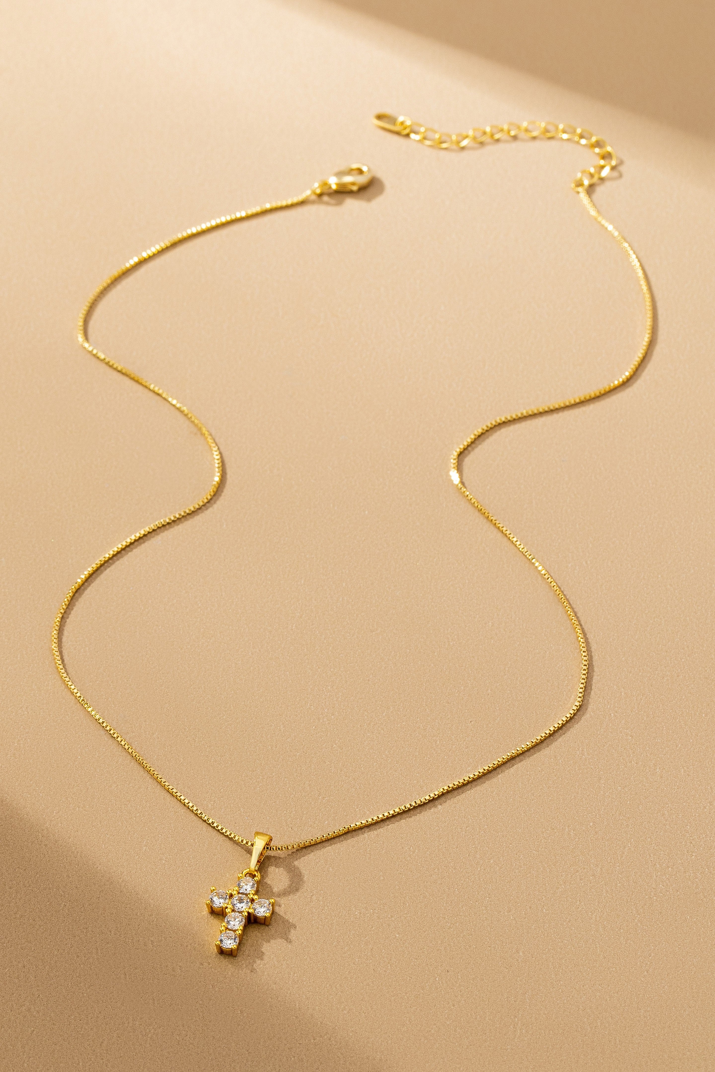 Collar Cruz de Cristal Brillante | Joyería Artesanal Elegante