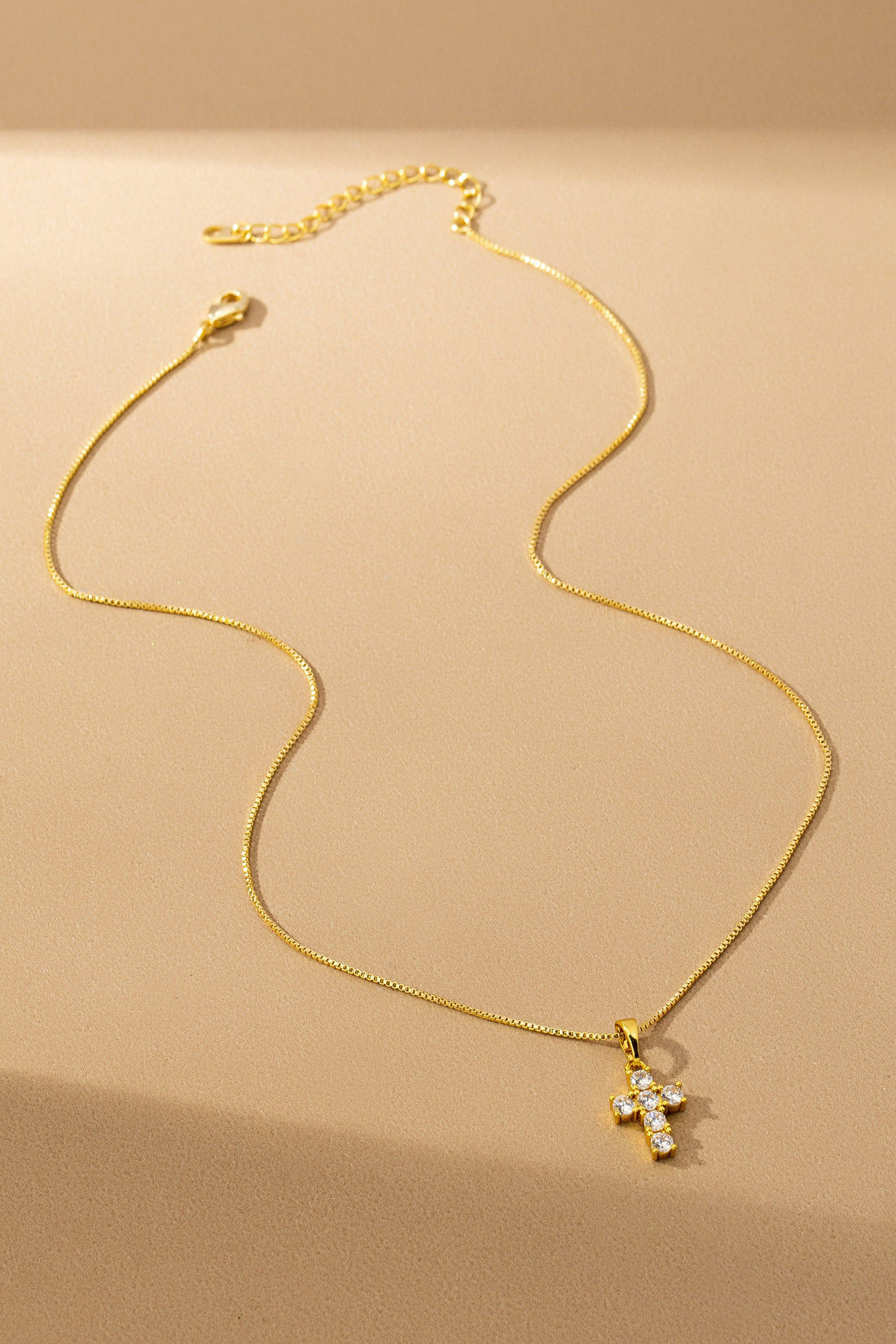 Collar Cruz de Cristal Brillante | Joyería Artesanal Elegante