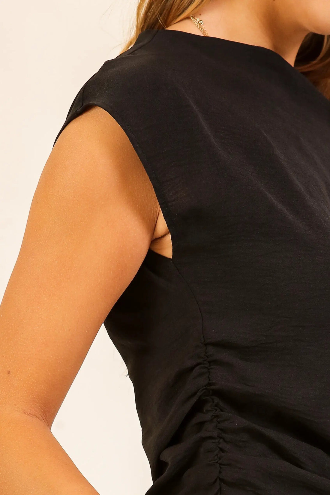 Blusa de Dama Elegante con Hombros Descubiertos y Fruncido Lateral by TIMING
