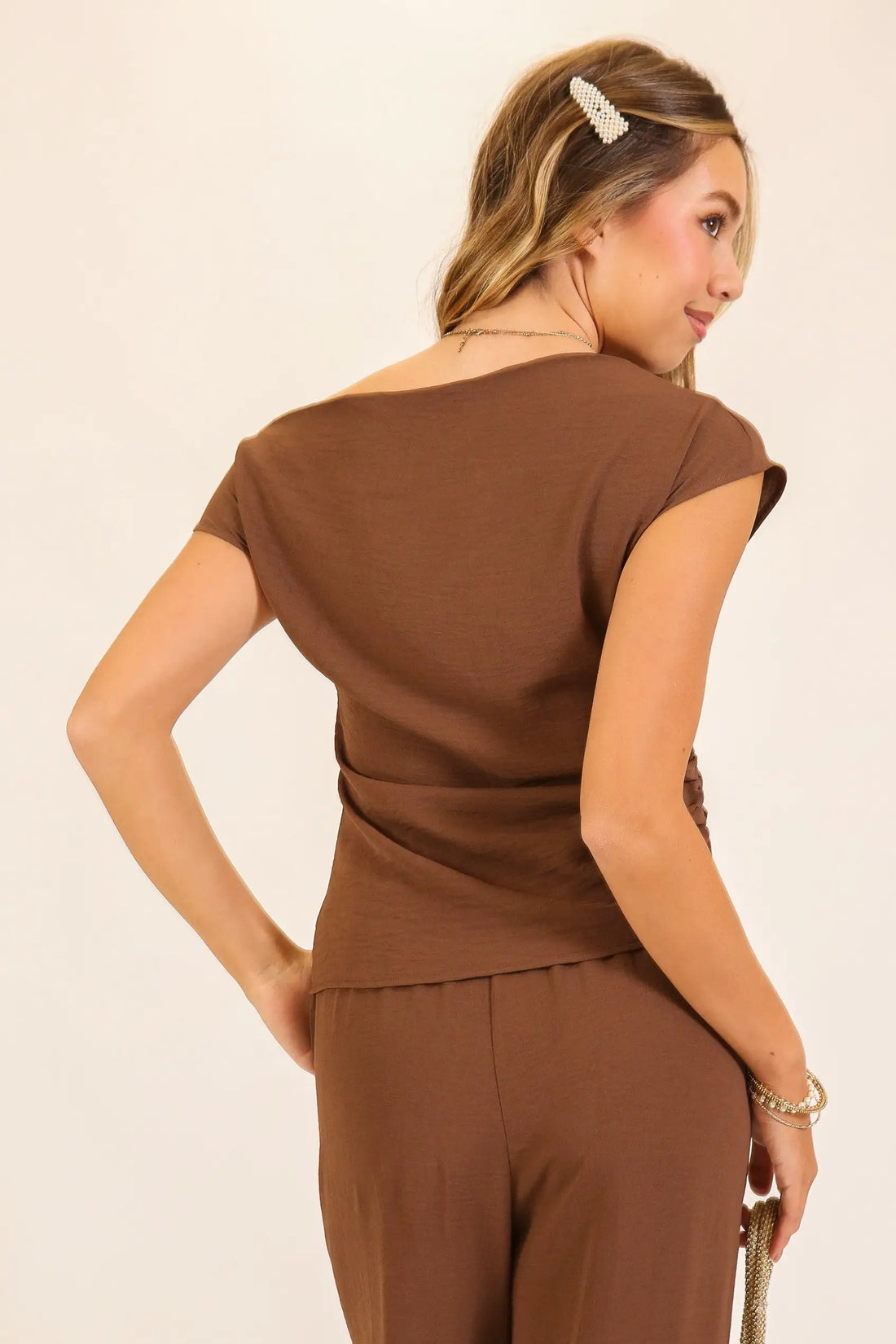 Blusa de Dama Elegante con Hombros Descubiertos y Fruncido Lateral by TIMING