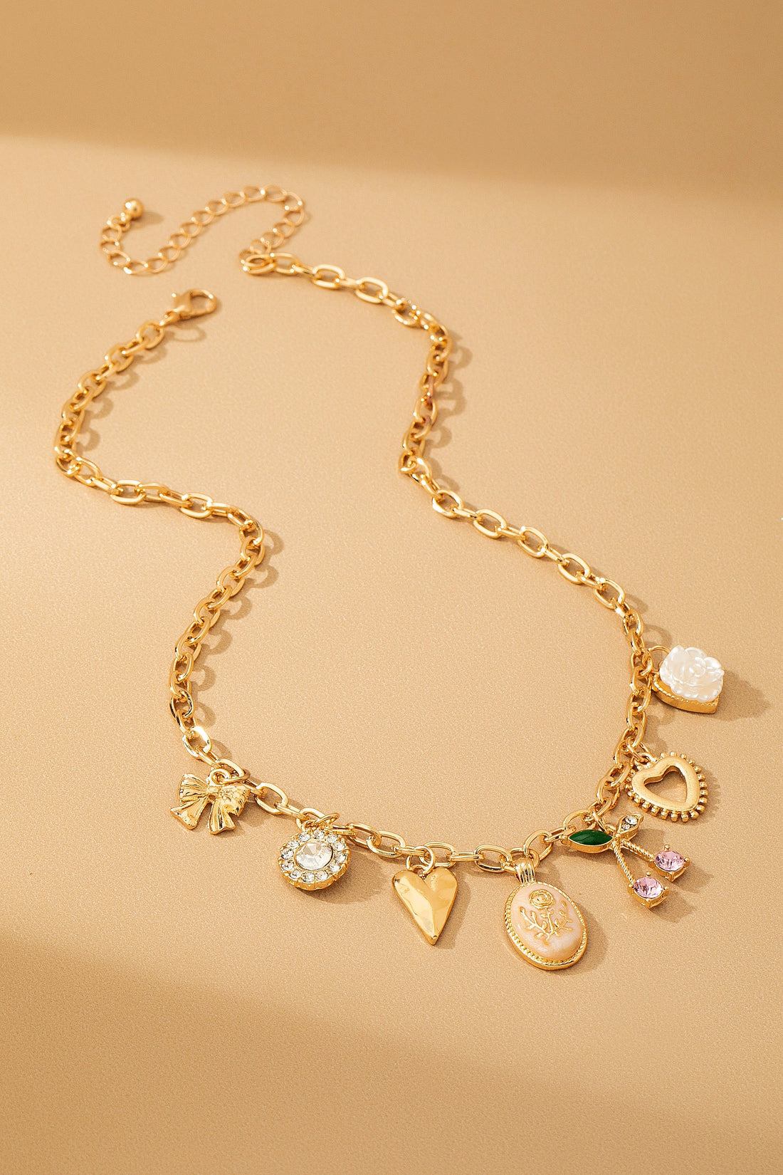 Collar de Cadena Dorada con Dijes Aesthetic - Corazones, Cerezas y Lazos
