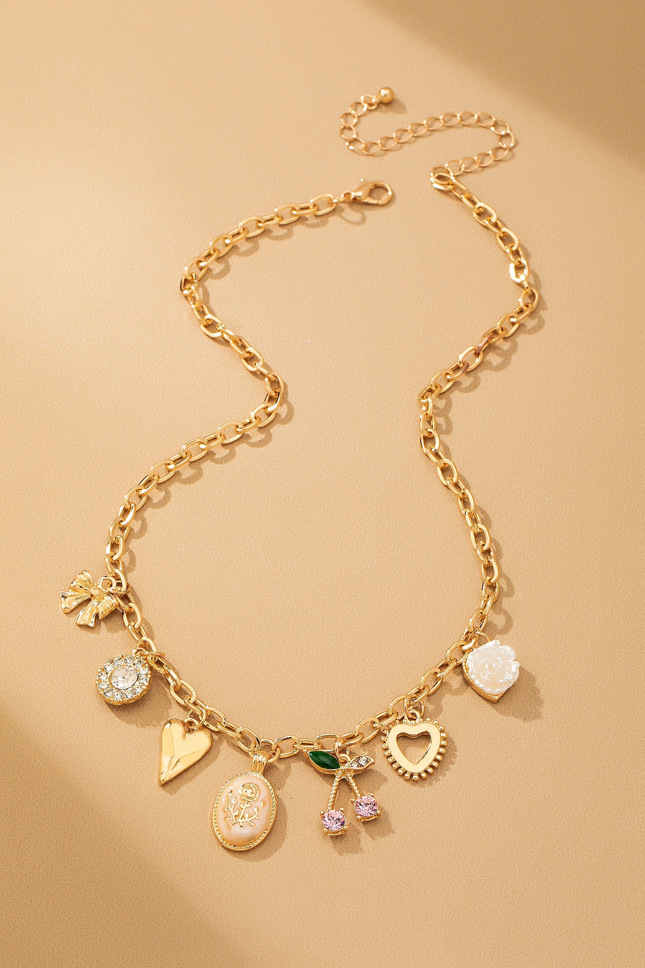 Collar de Cadena Dorada con Dijes Aesthetic - Corazones, Cerezas y Lazos