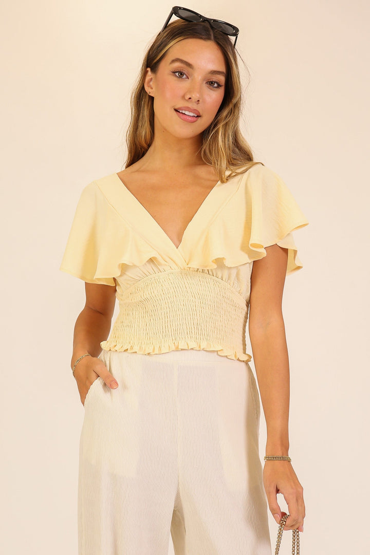 Blusa Romántica de Primavera: Escote en V, Mangas con Vuelo y Cintura Smock