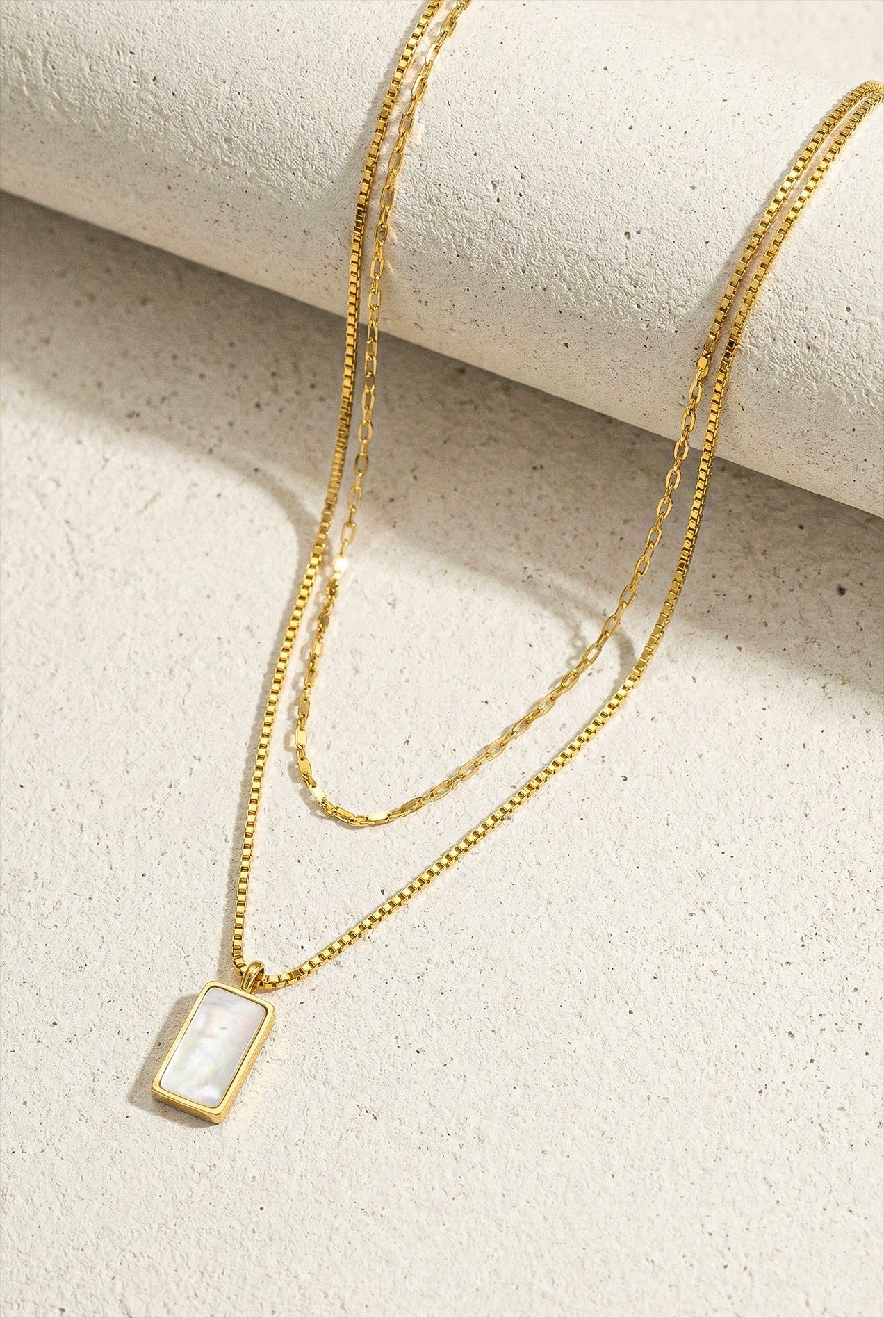 Collar de Cadena con Dije de Nácar - Elegancia Artesanal en Oro