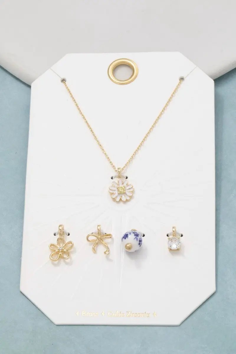 Collar con Colgante de Flores y Lazos con Circonitas by Fame Accessories