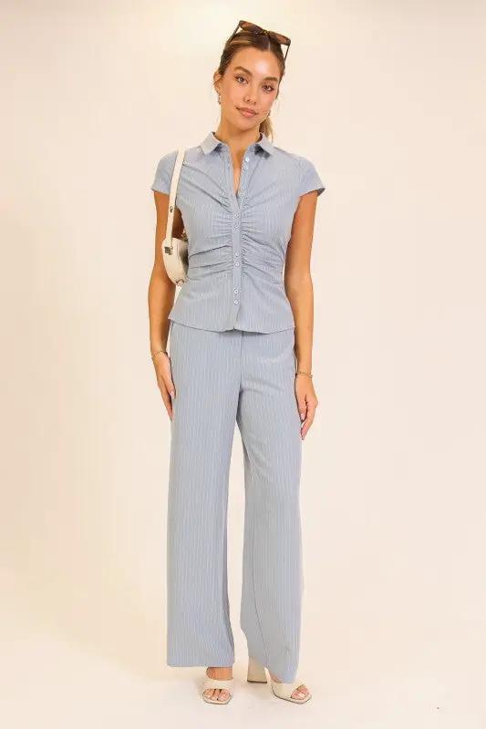 Blusa Entallada con Fruncido Central, Botones y Estampado Pinstripe | Azul con Rayas Verticales | Manga Corta by TIMING