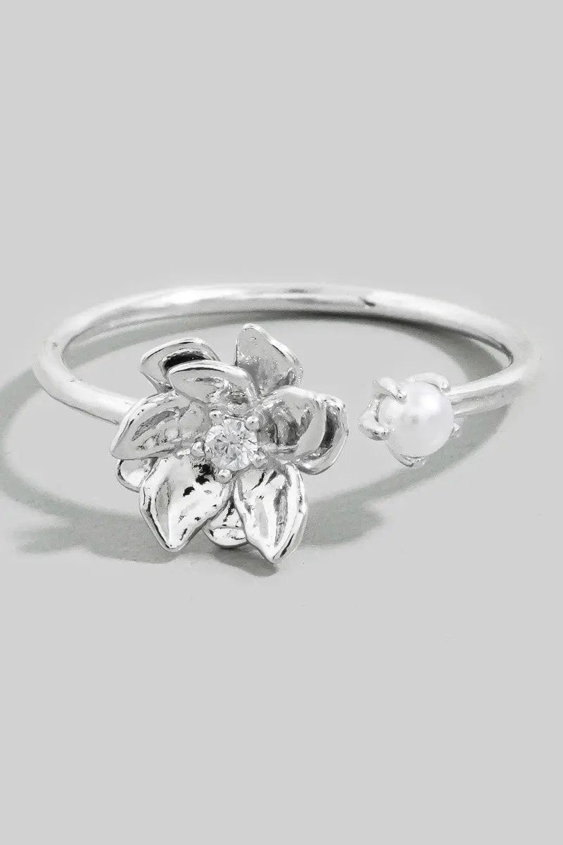 Anillo Abierto de Perla y Circonitas Florales by Fame Accessories