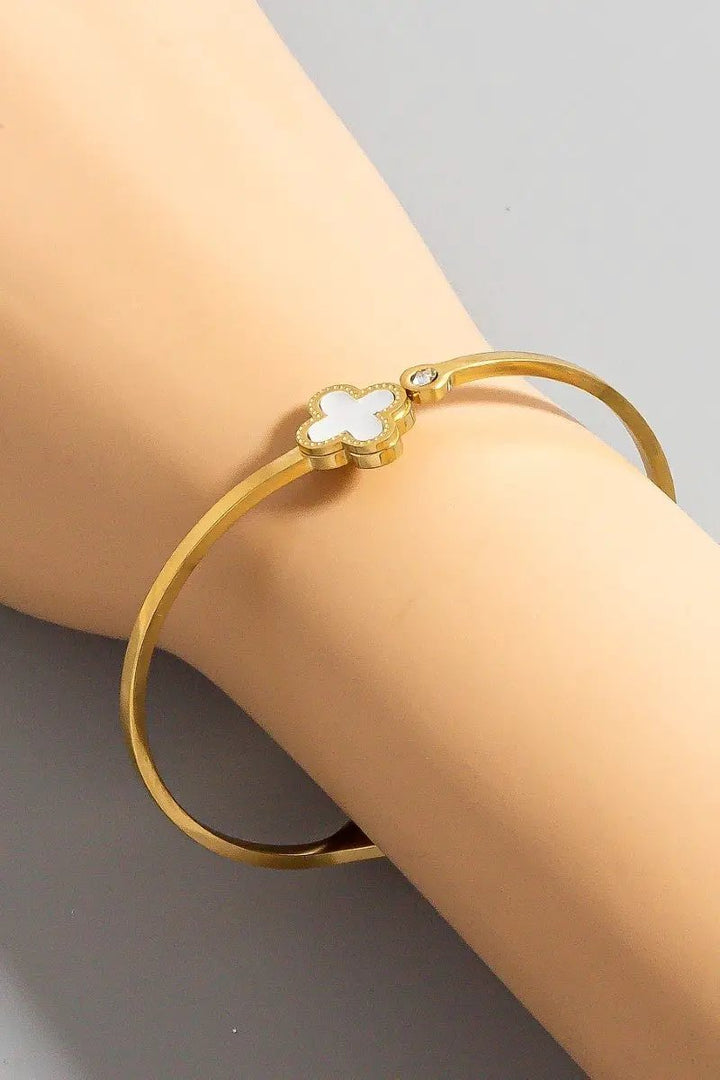 Brazalete Abierto de Acero Inoxidable con Trébol by Fame Accessories