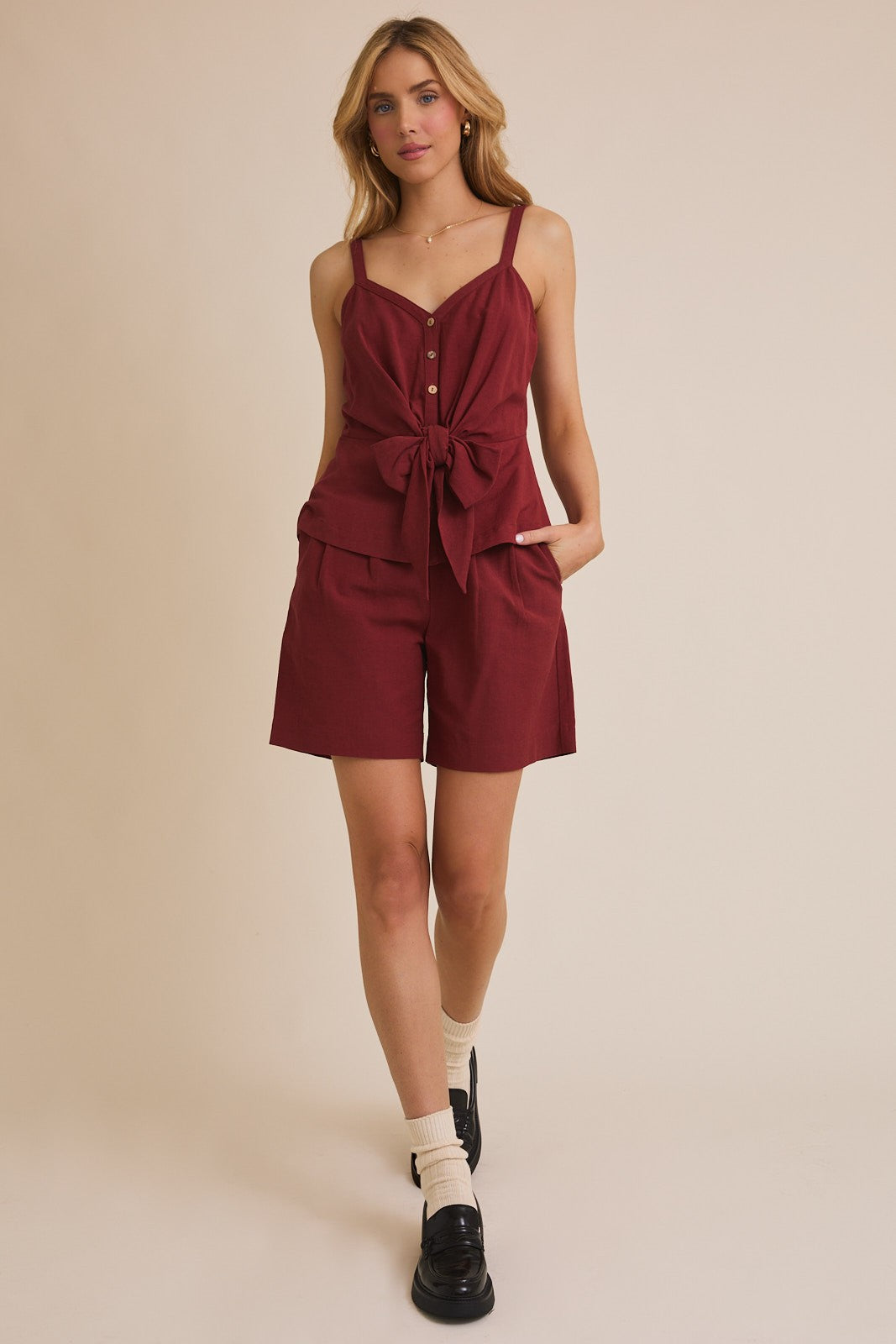 Shorts de Tiro Alto con Pliegues en Color Burdeos