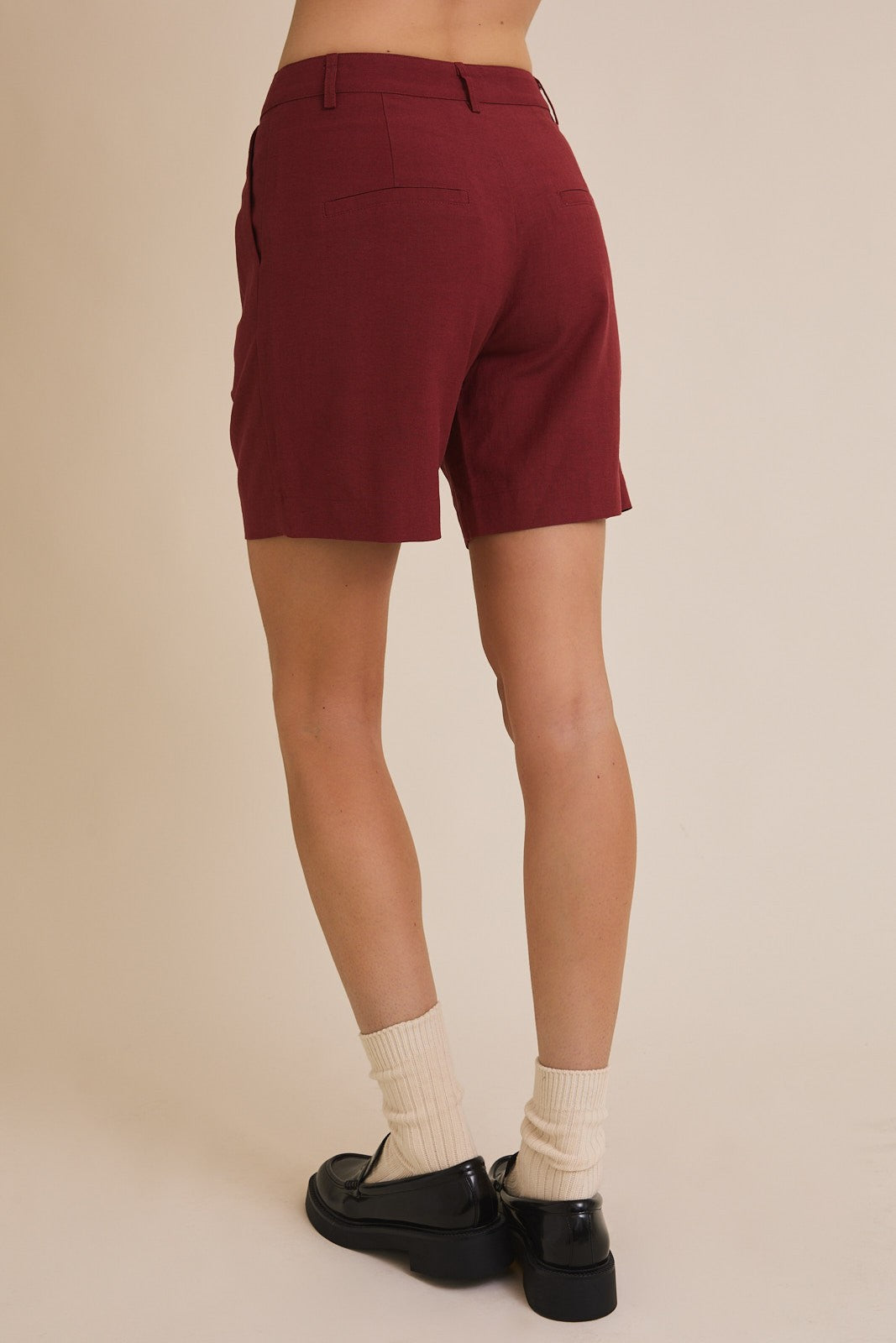 Shorts de Tiro Alto con Pliegues en Color Burdeos