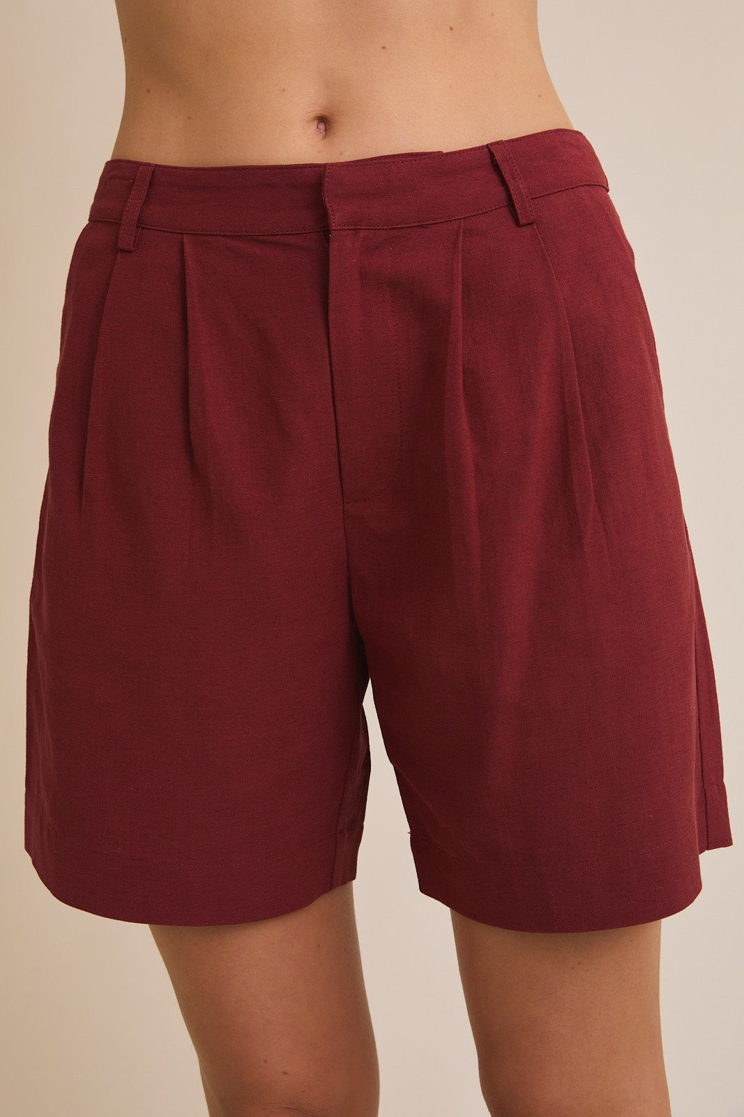 Shorts de Tiro Alto con Pliegues en Color Burdeos
