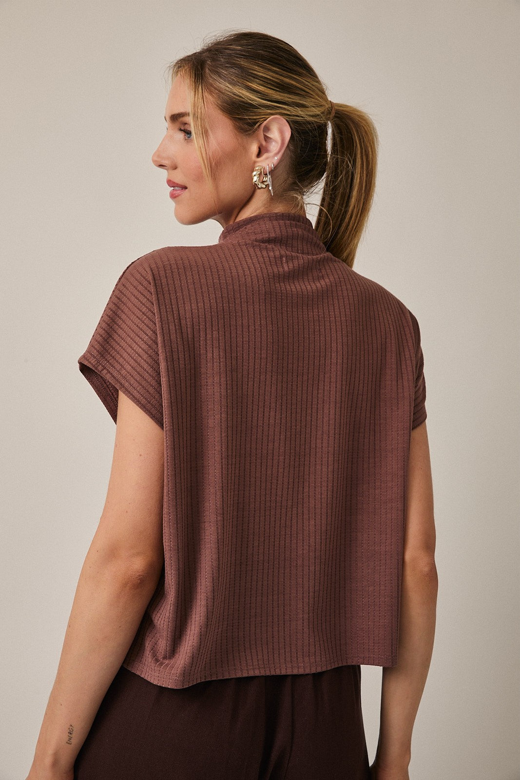 Blusa de Punto Acanalada Color Marrón con Cuello Alto y Manga Corta – Suave y Elástica