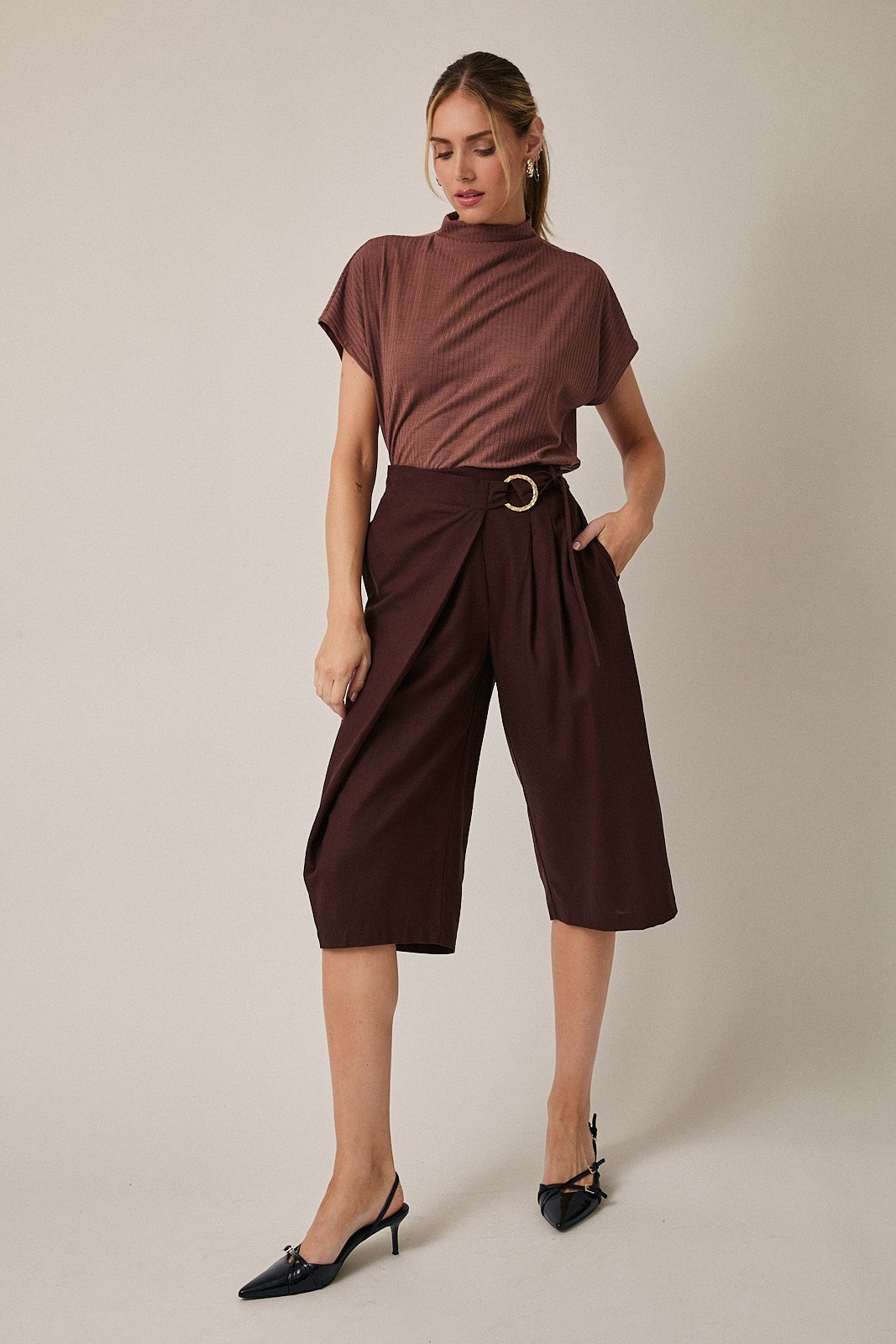 Blusa de Punto Acanalada Color Marrón con Cuello Alto y Manga Corta – Suave y Elástica