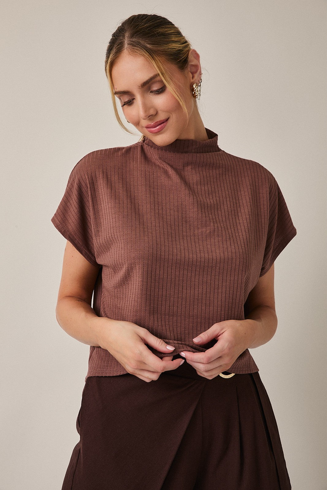 Blusa de Punto Acanalada Color Marrón con Cuello Alto y Manga Corta – Suave y Elástica