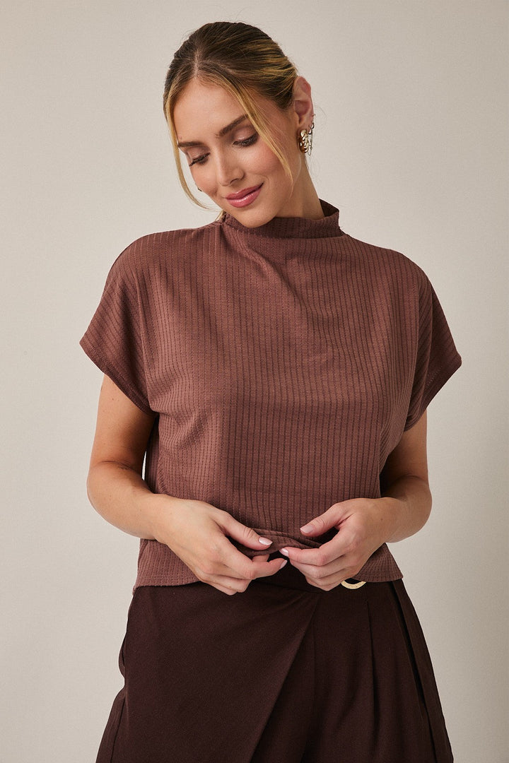 Blusa de Punto Acanalada Color Marrón con Cuello Alto y Manga Corta – Suave y Elástica