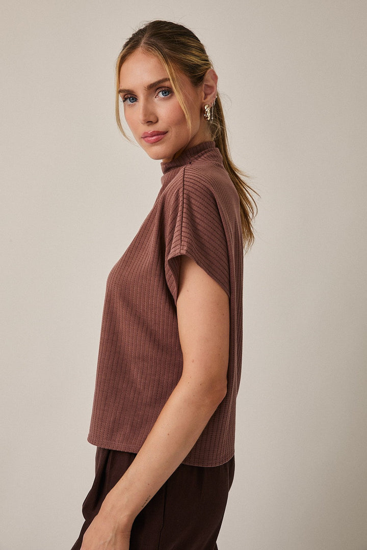 Blusa de Punto Acanalada Color Marrón con Cuello Alto y Manga Corta – Suave y Elástica