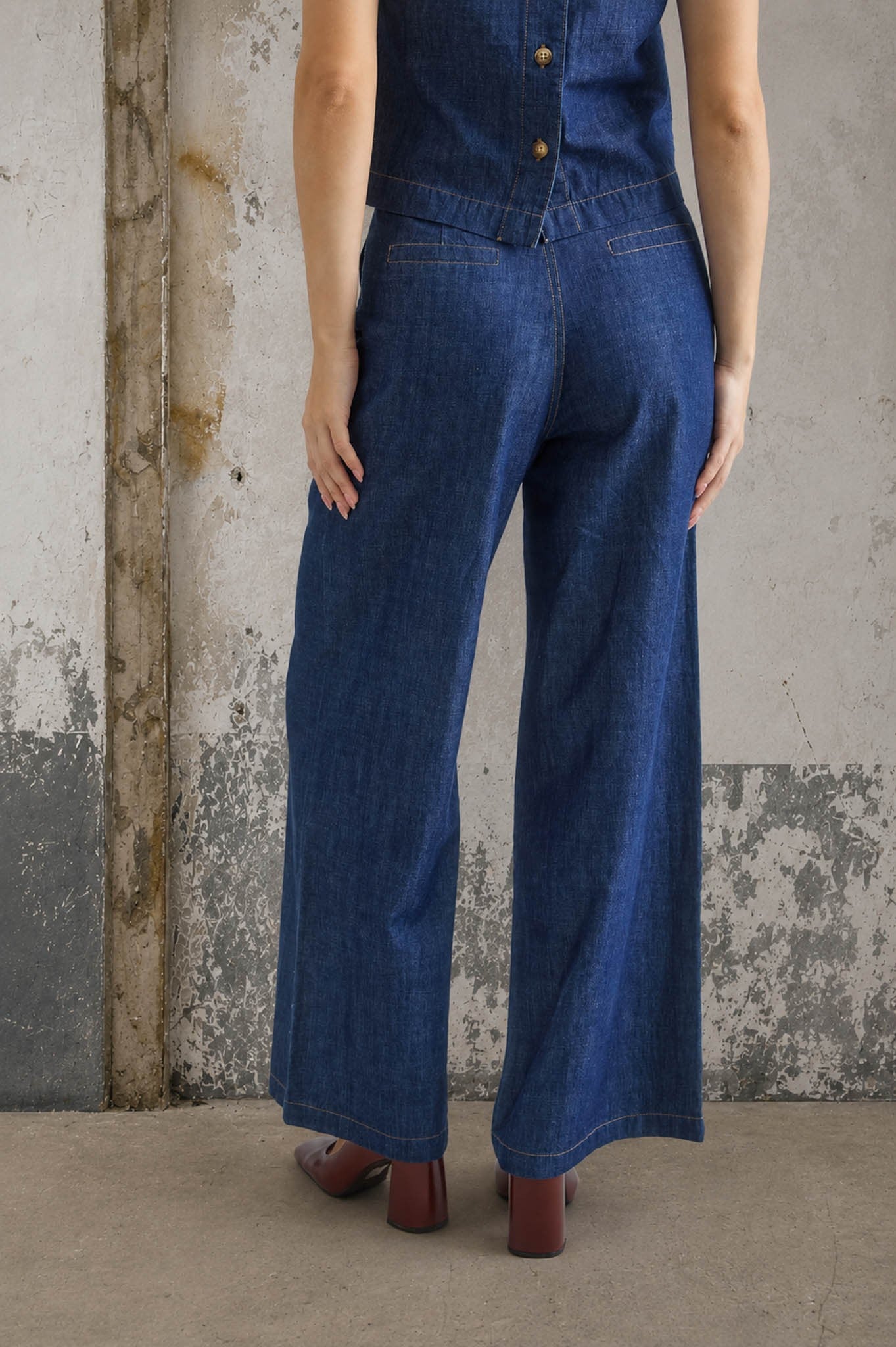 Pantalones de Mezclilla de Tiro Alto con Pliegues y Pierna Ancha – Estilo Boutique