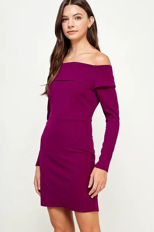 VESTIDO CORTO MORADO VINO HOMBRO CAIDO MANGA LARGA by Yanet Collection