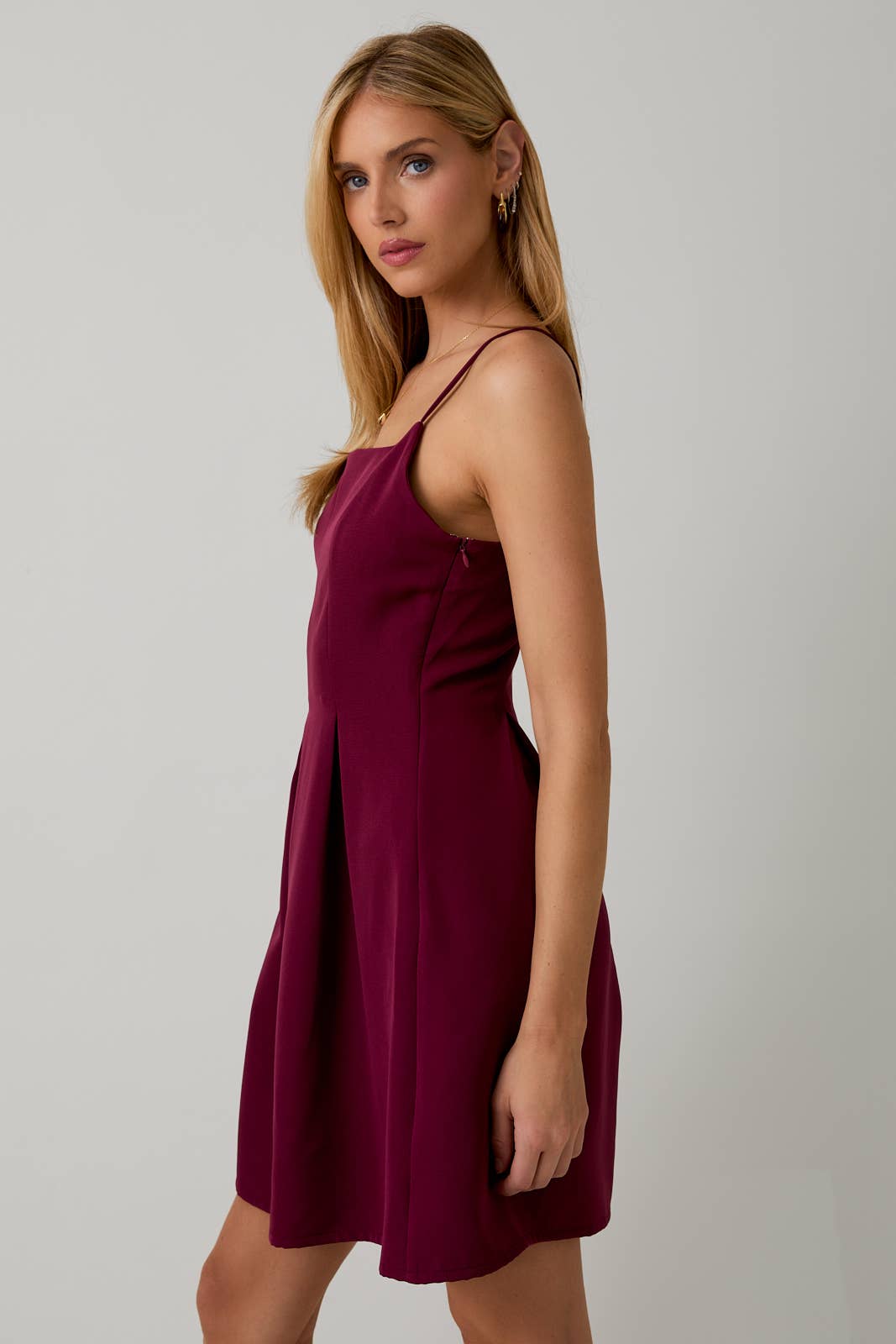 Vestido Mini Burgundy con Tirantes Finos y Plisado Boutique