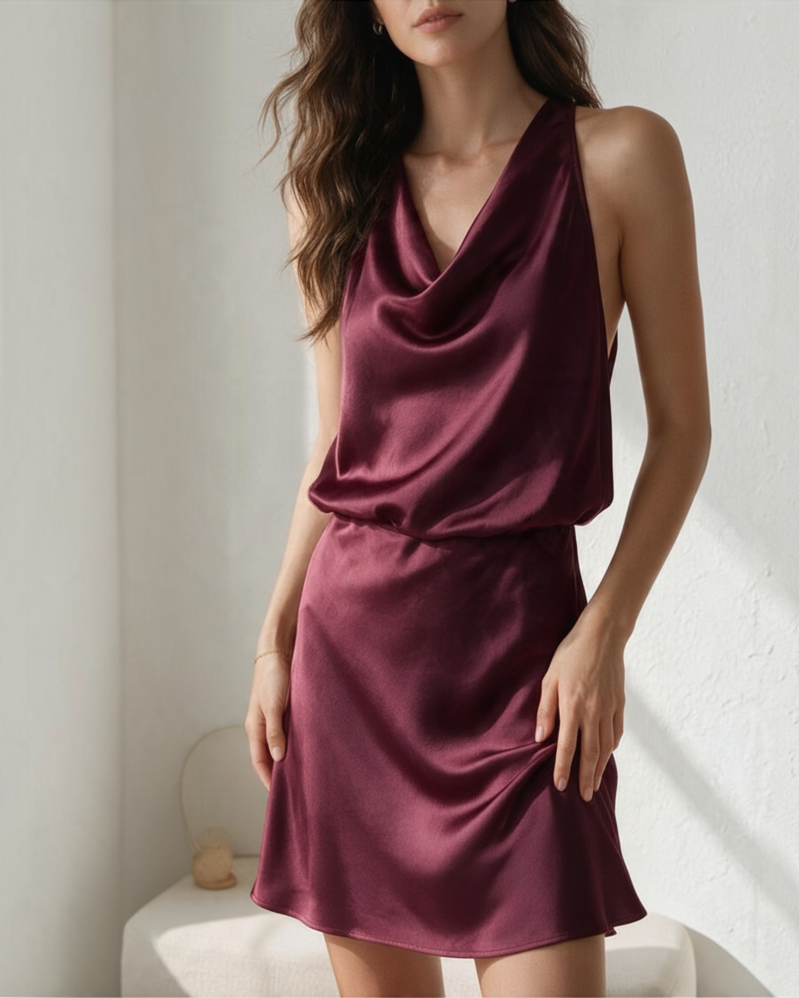 Modelo vistiendo un vestido corto morado de satén con cuello drapeado de Yanet Collective
