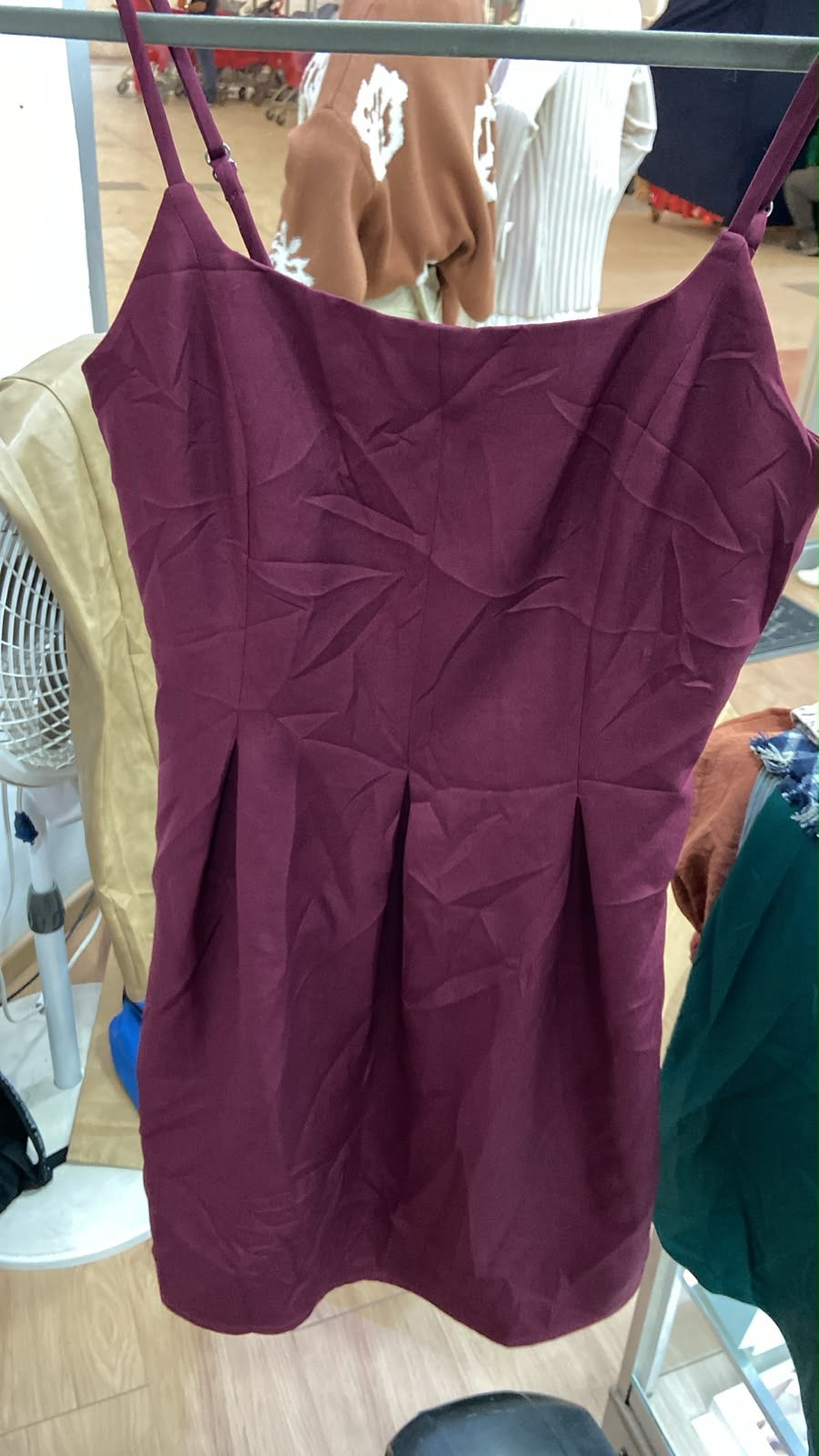 Vestido Mini Burgundy con Tirantes Finos y Plisado Boutique