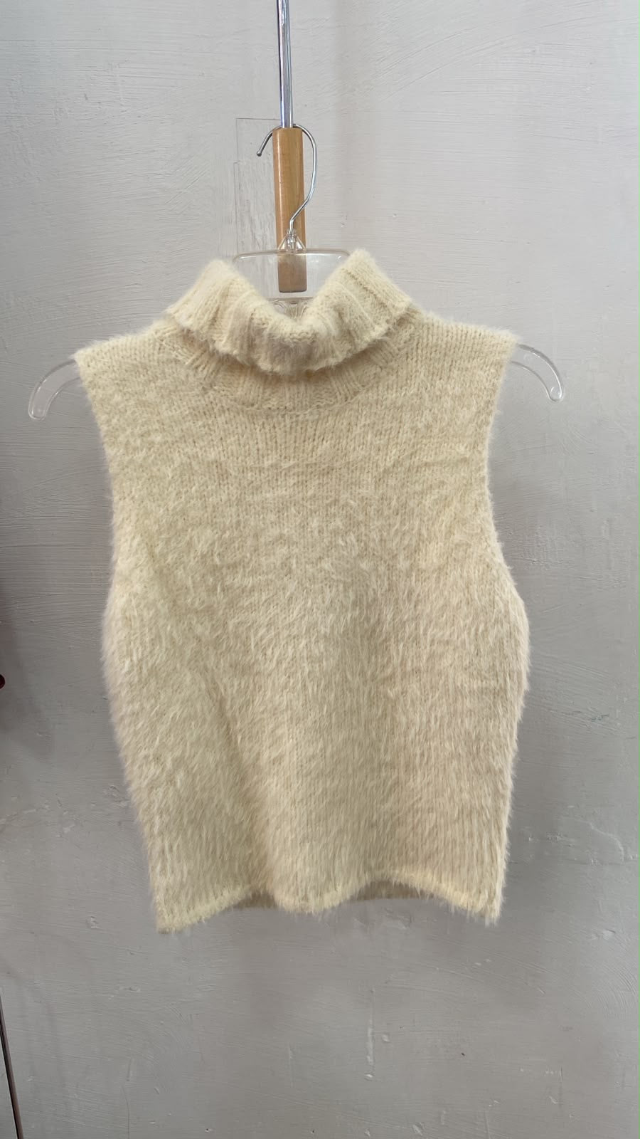 Suéter Sin Mangas de Cuello Alto en Crema - Textura Suave y Elegante
