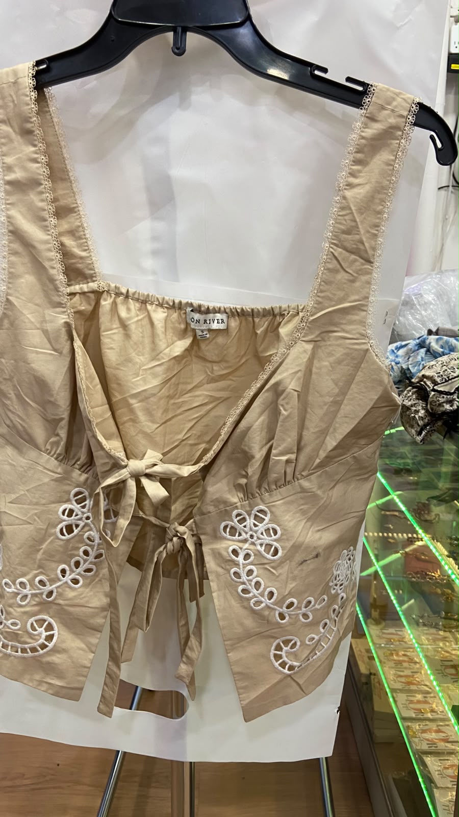 Top Beige Sin Mangas con Bordado Artesanal - Estilo Boutique