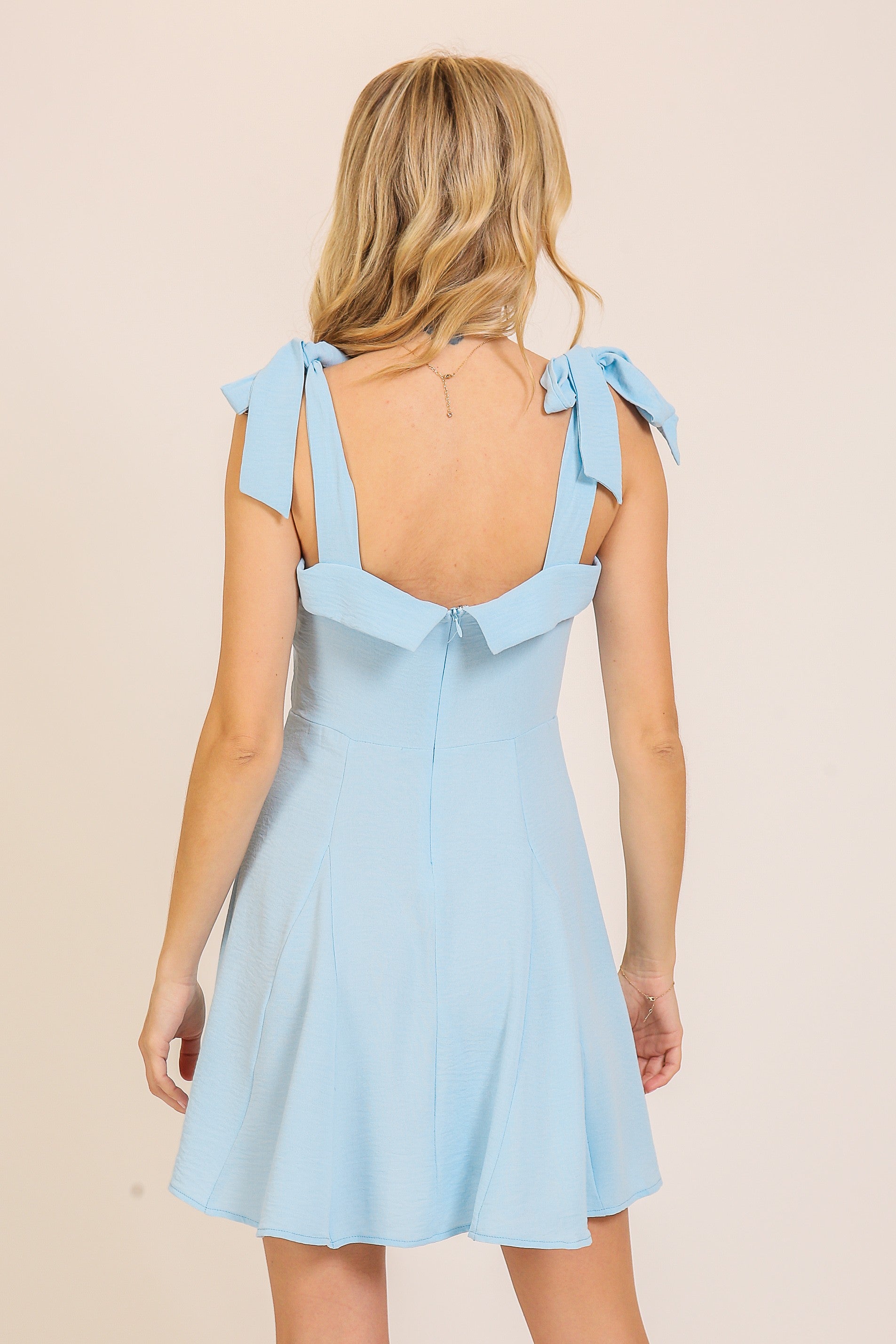 Vestido Babydoll Azul Pastel: Estilo Romántico y Fresco para Brunch