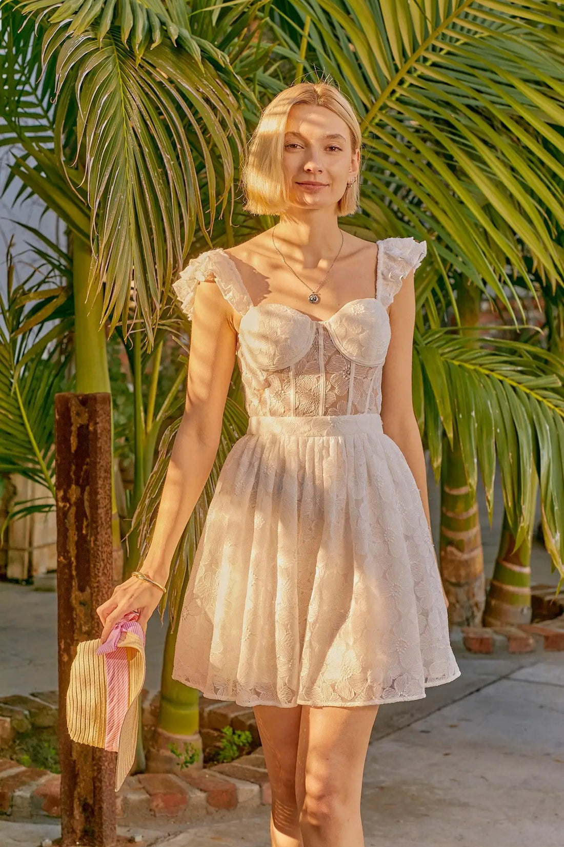 VESTIDO MINI CON COPA DE ENCAJE, VOLANTES EN LOS HOMBROS BLANCO by Yanet Collection