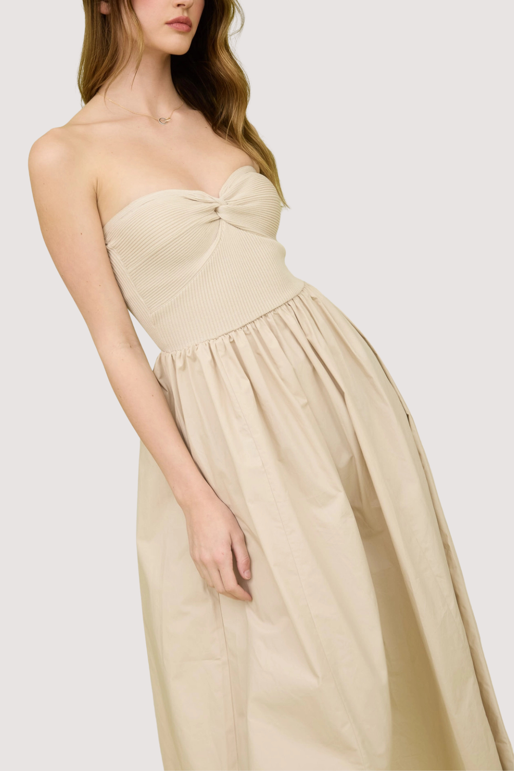 Vestido Largo con Escote Corazón Color Beige