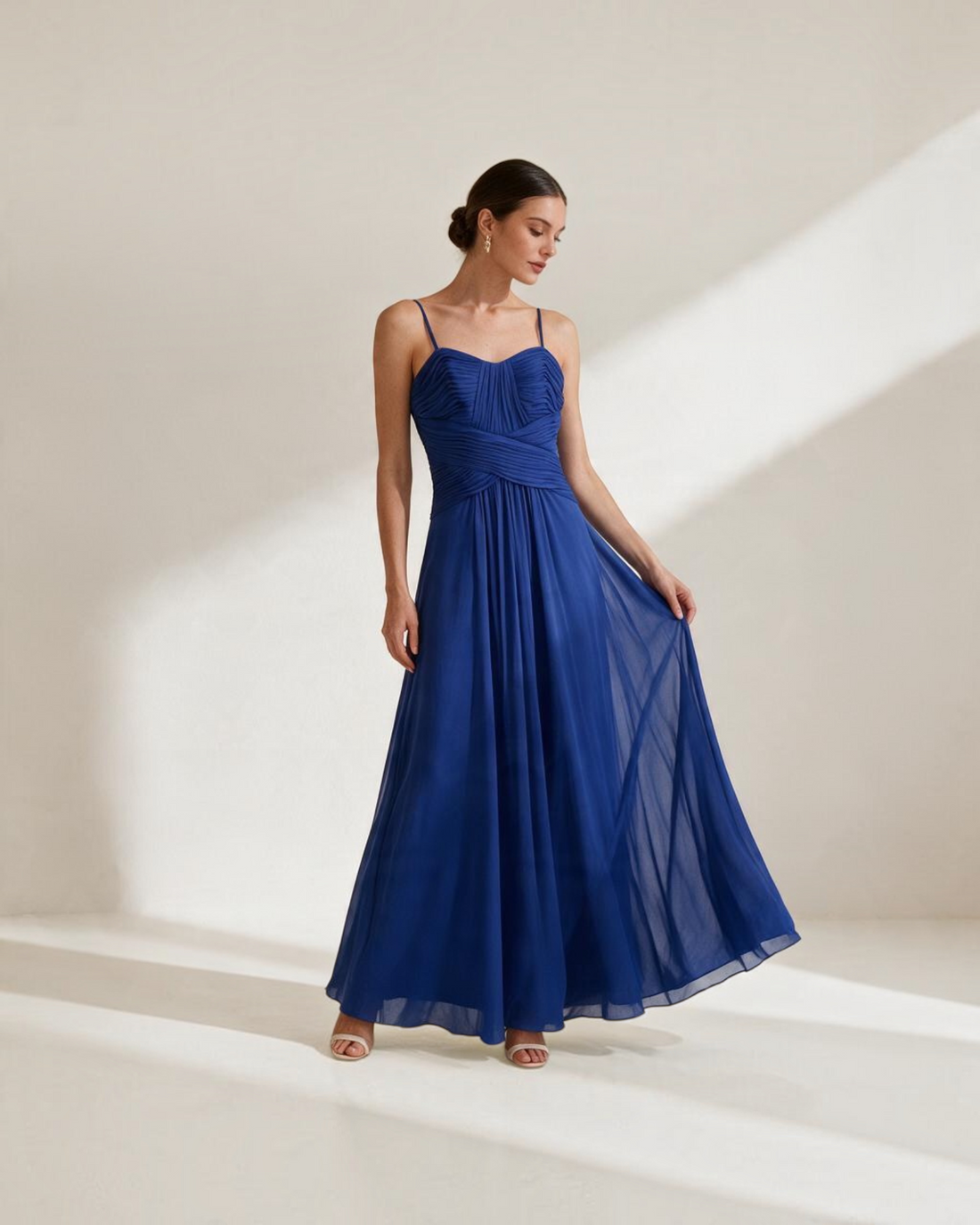 Modelo vistiendo un elegante vestido largo azul de Yanet Collective con cuerpo drapeado y tirantes finos